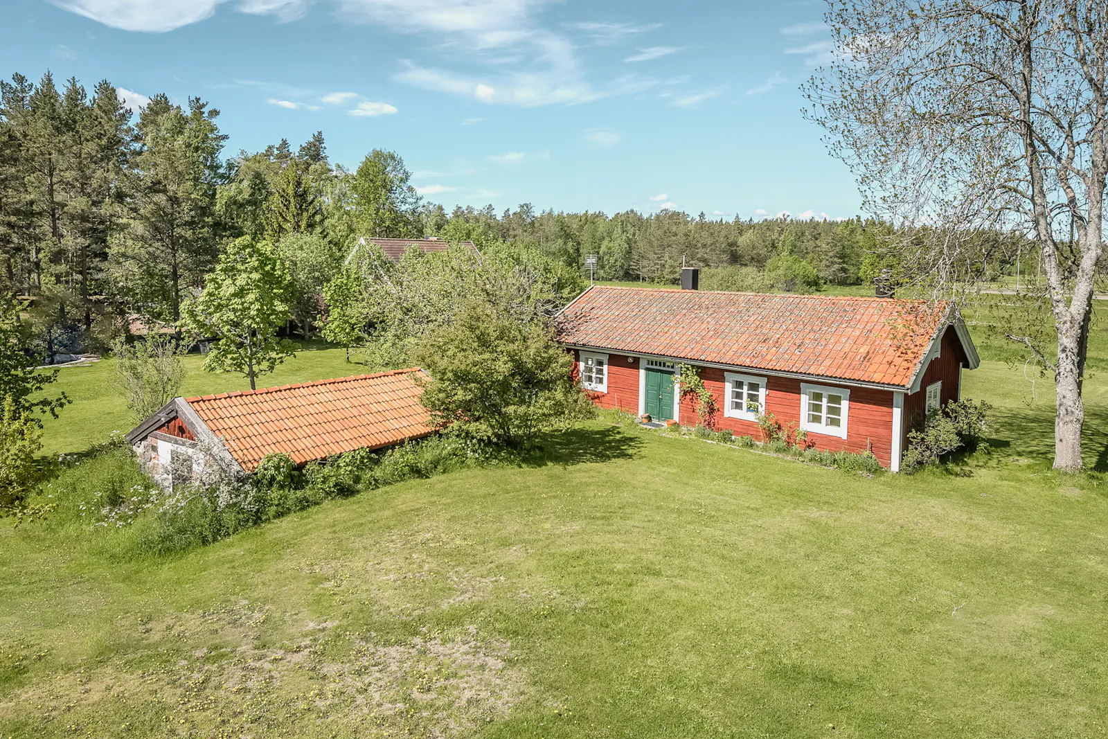 Timmerhus från 1800-talet på stor lantlig tomt – bild 2 av 17