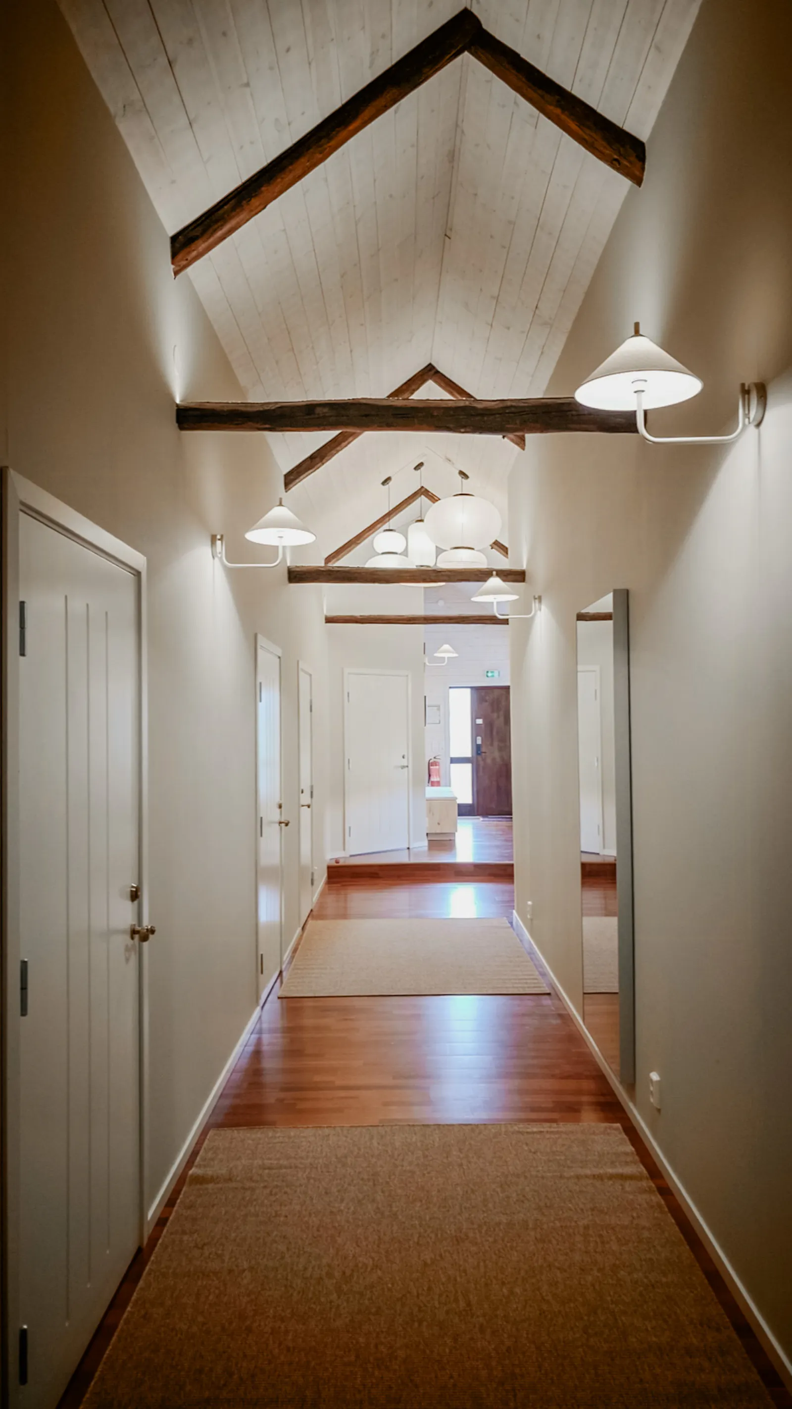 Modern bondgårdslägenhet med pool, bastu & biosal – bild 9 av 24