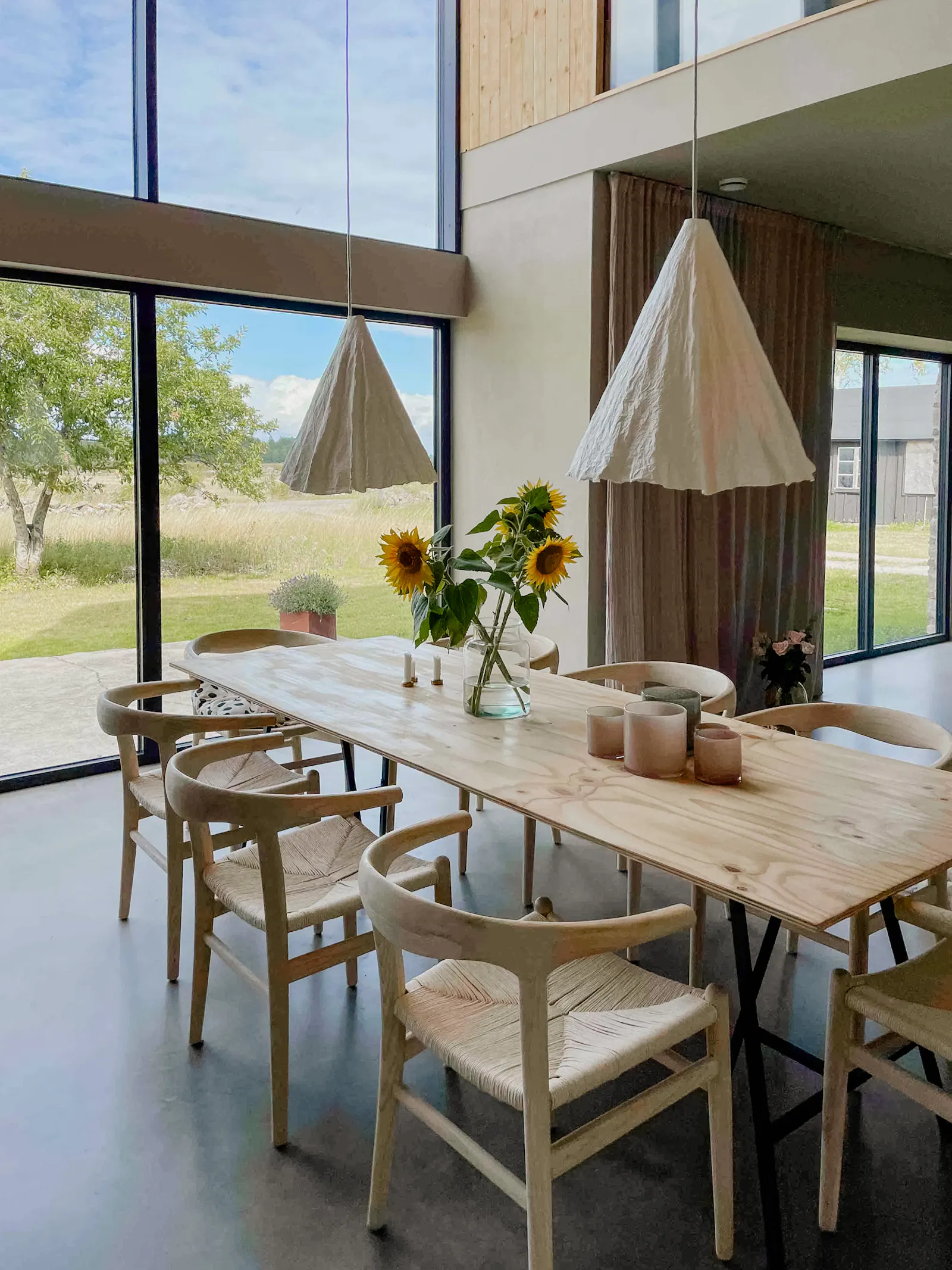 Kalkstensladugård med sikt över sundet på Öland – bild 7 av 24