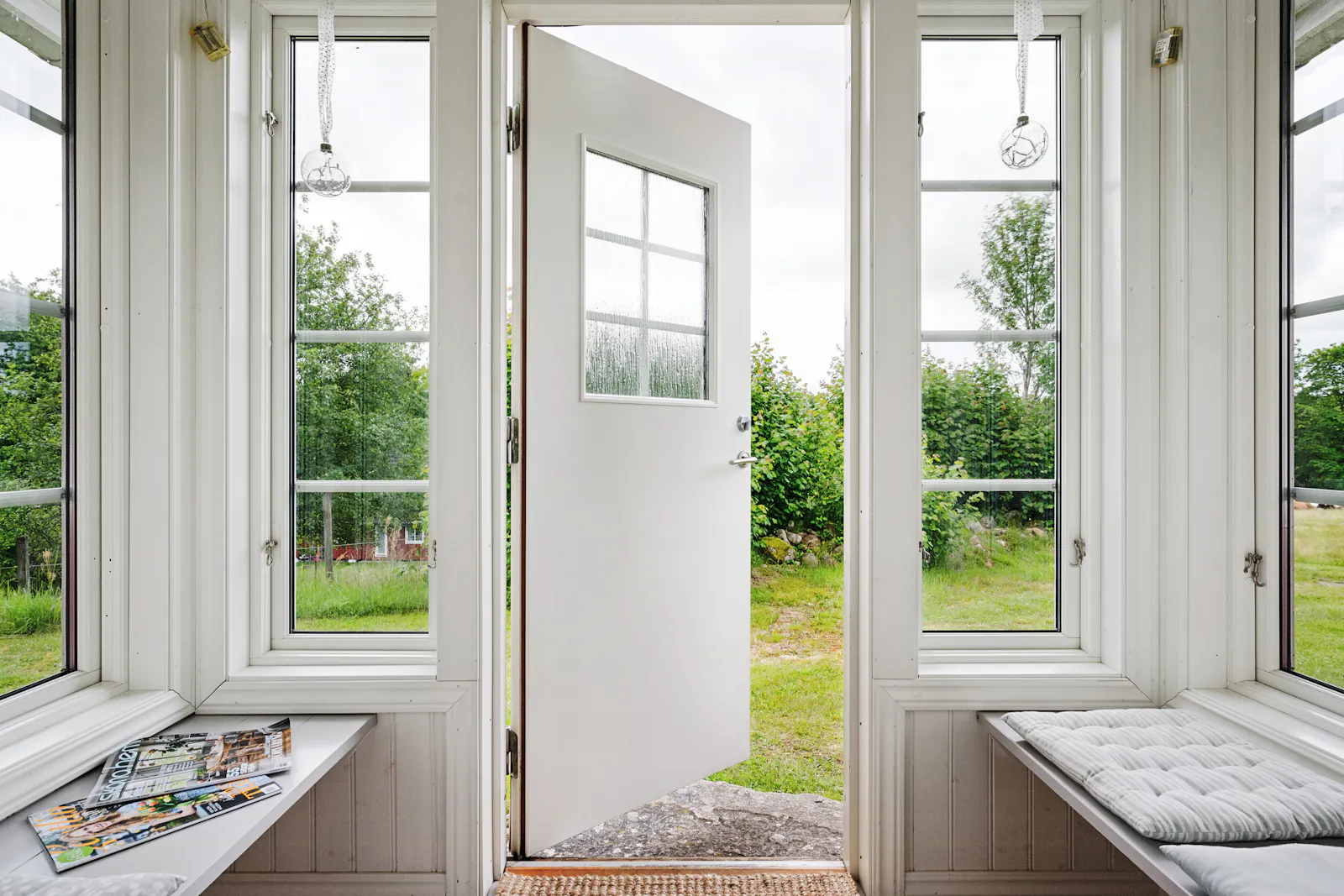 Sjönära sommarstuga med natur i Halland – bild 13 av 24
