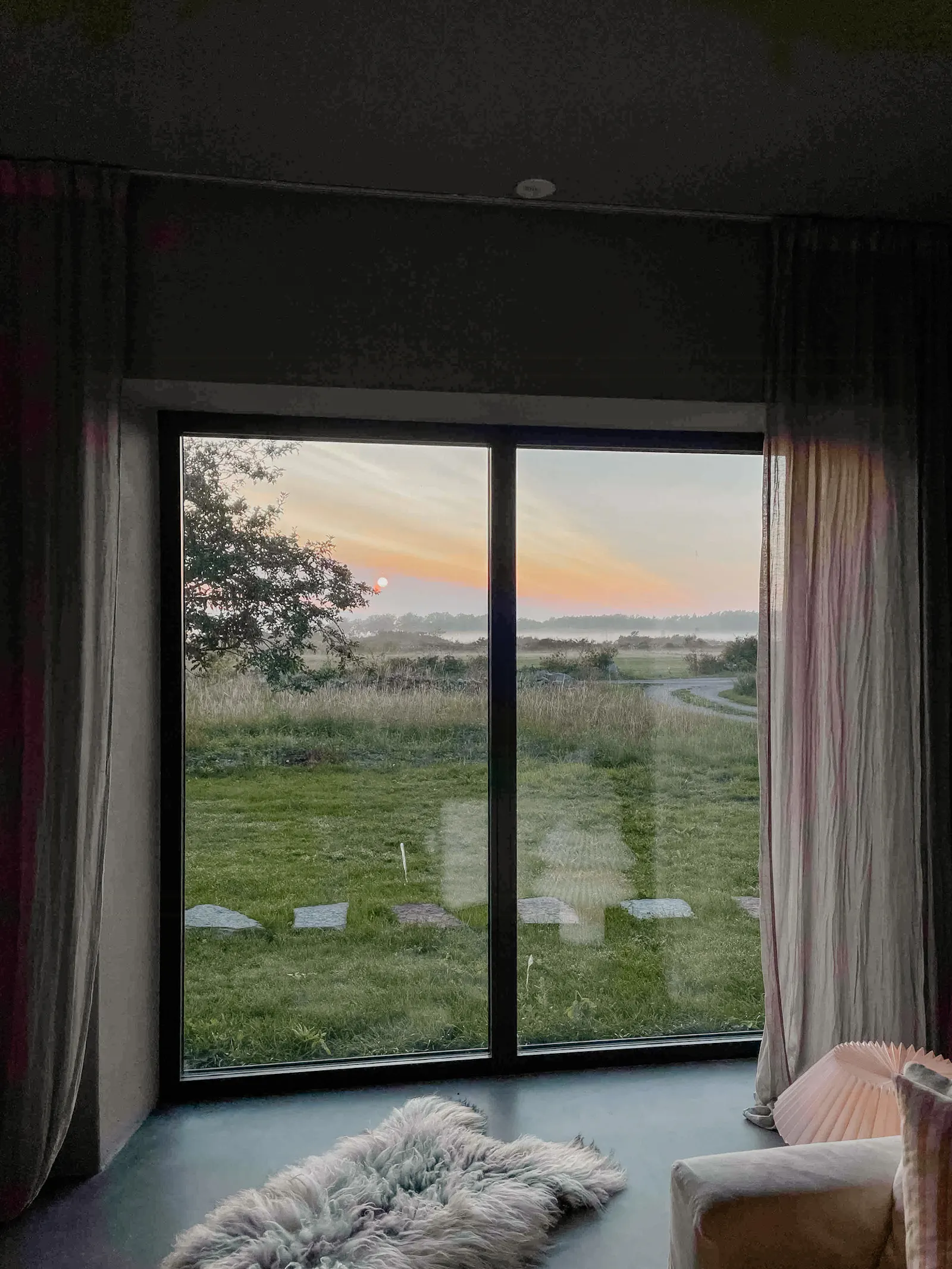 Kalkstensladugård med sikt över sundet på Öland – bild 10 av 24