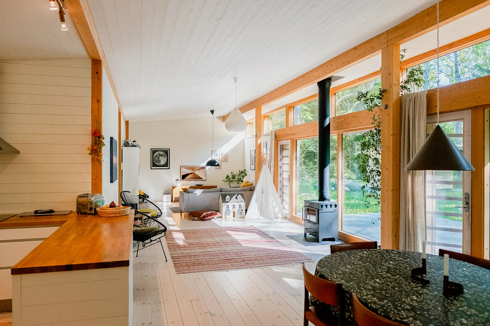 Familjestuga med stor tomt nära vattnet – bild 9 av 24