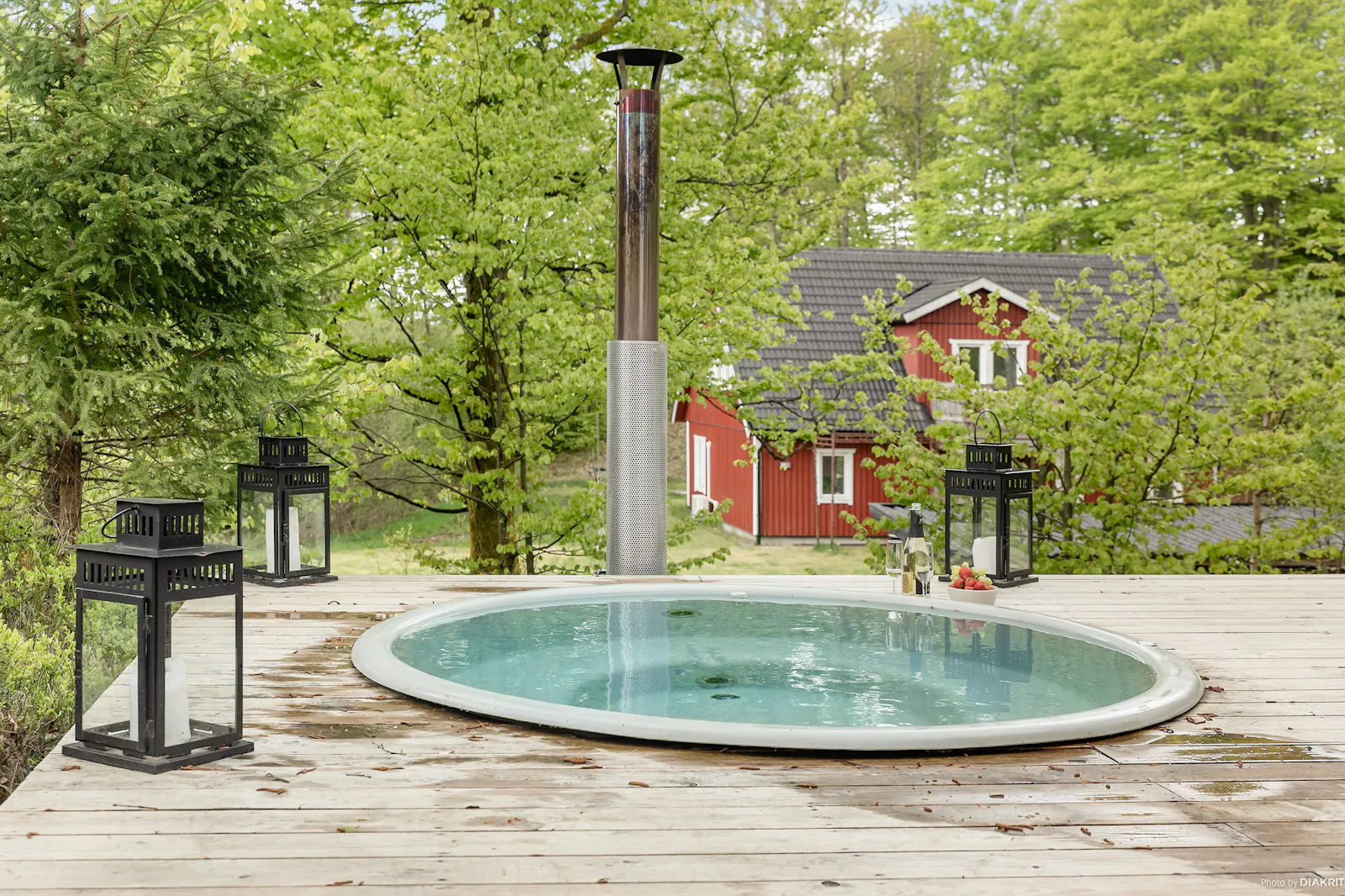 Modernt stenhus med badtunna i Åsljunga skog – bild 19 av 24