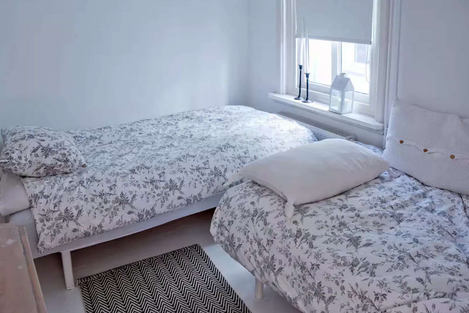 Ett vitt trähus i öns charmigaste gränd – bild 14 av 24