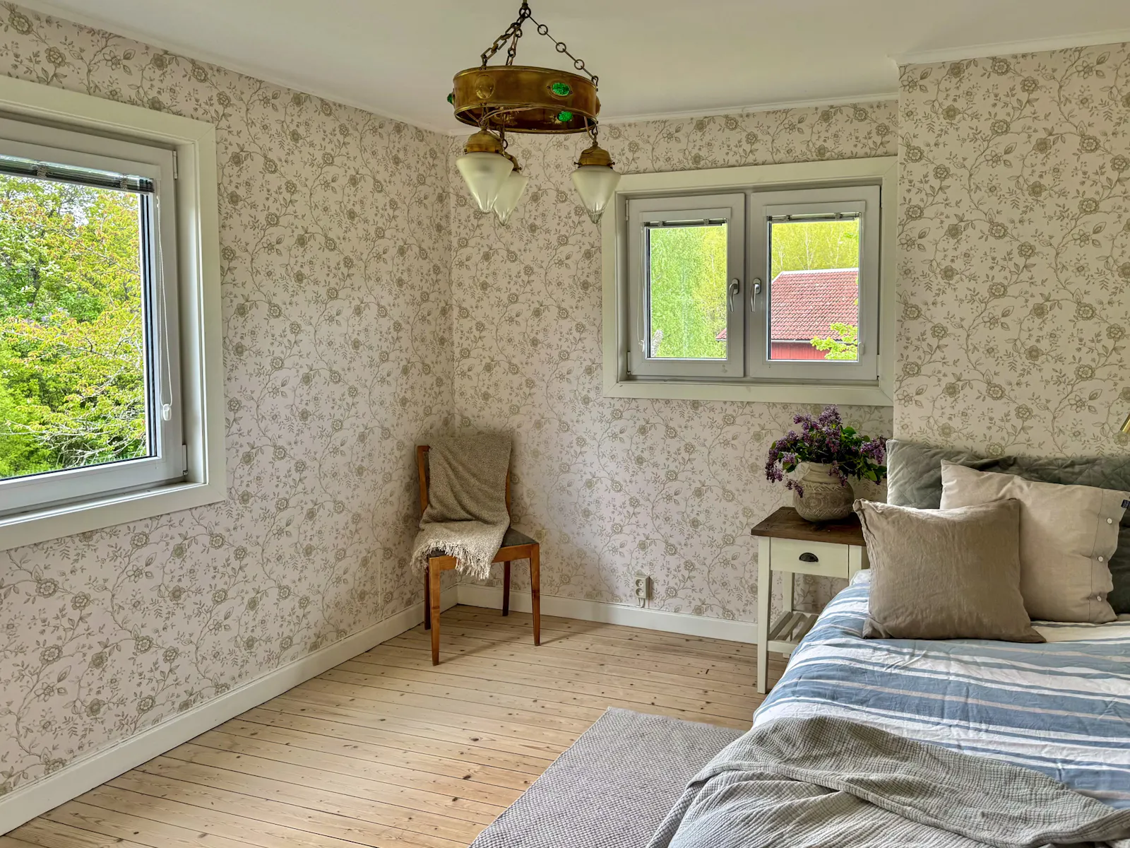 Stort hus med utsikt över skogssjö – bild 24 av 24