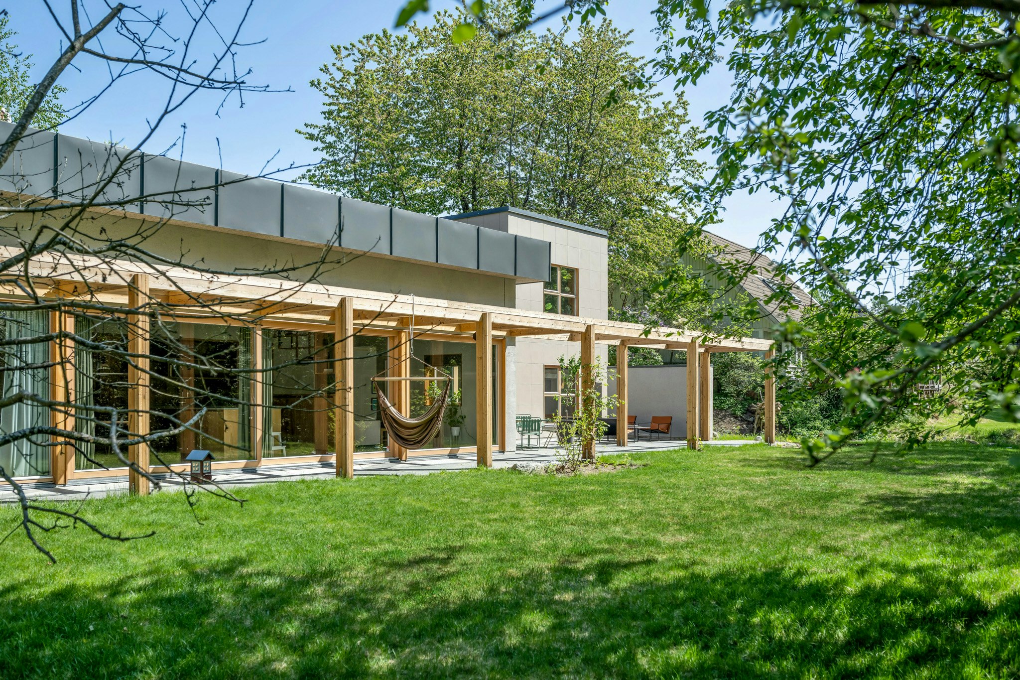 Arkitektritad pärla vid skogen nära Långsjön