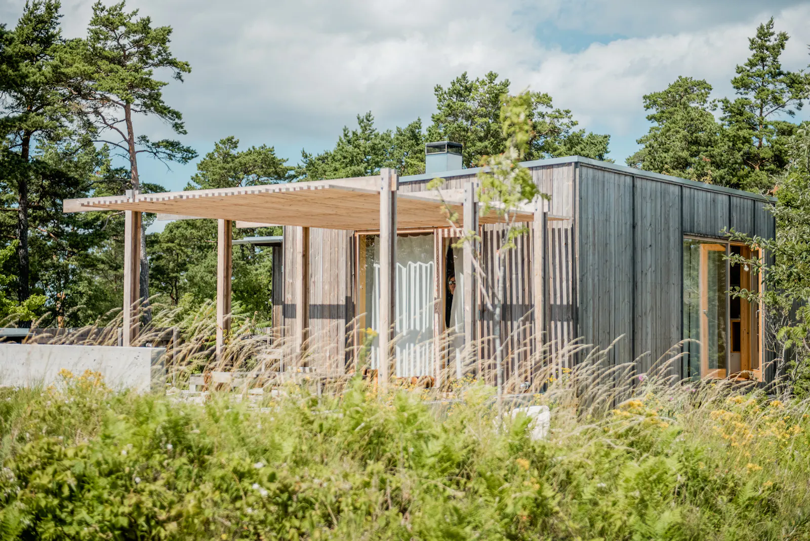 Arkitektritat hus på klippkanten vid Bungenäs – bild 2 av 21