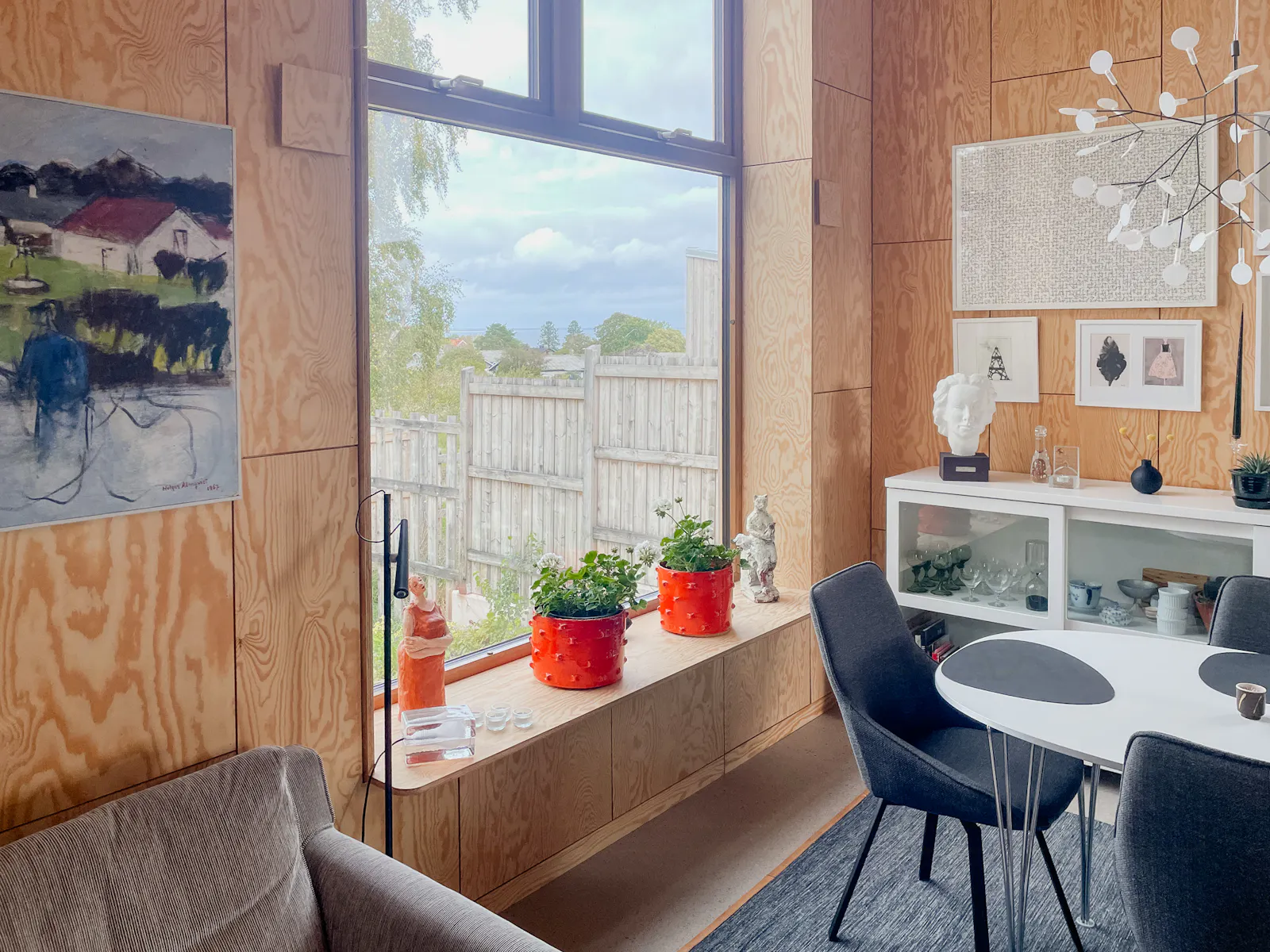 Modernt trähus bland äppelträd med havsutsikt – bild 12 av 21