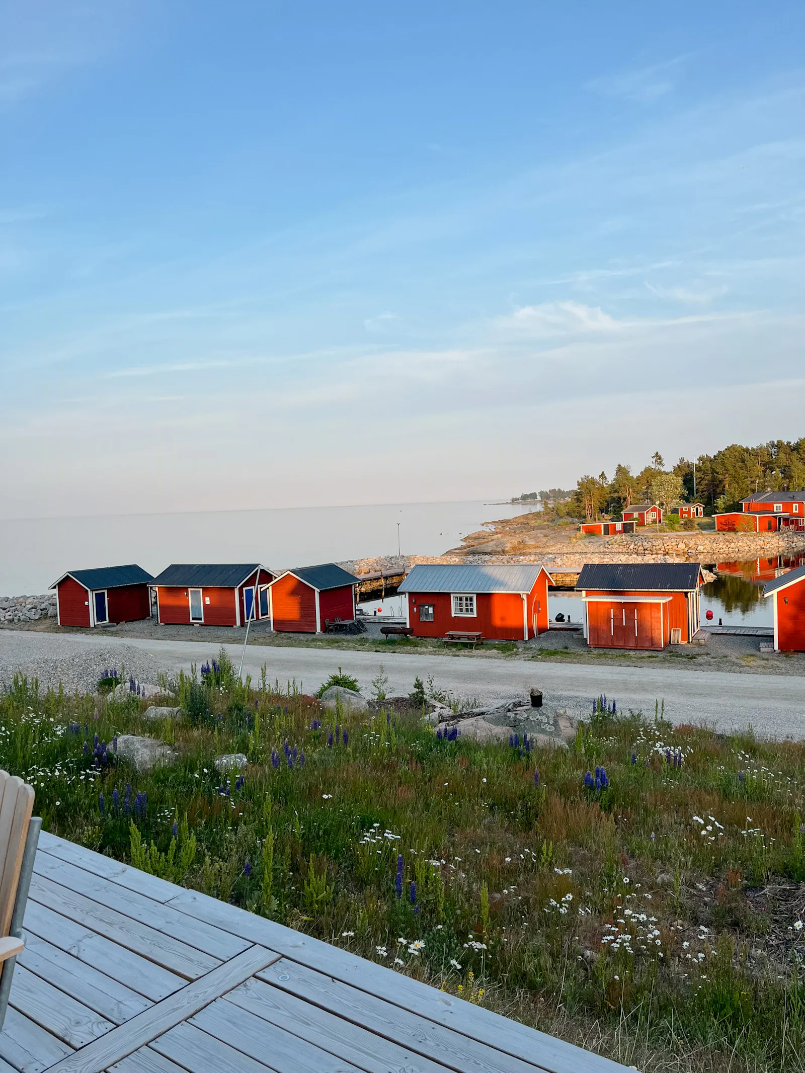Stuga med havsutsikt och altan nära naturen – bild 19 av 24