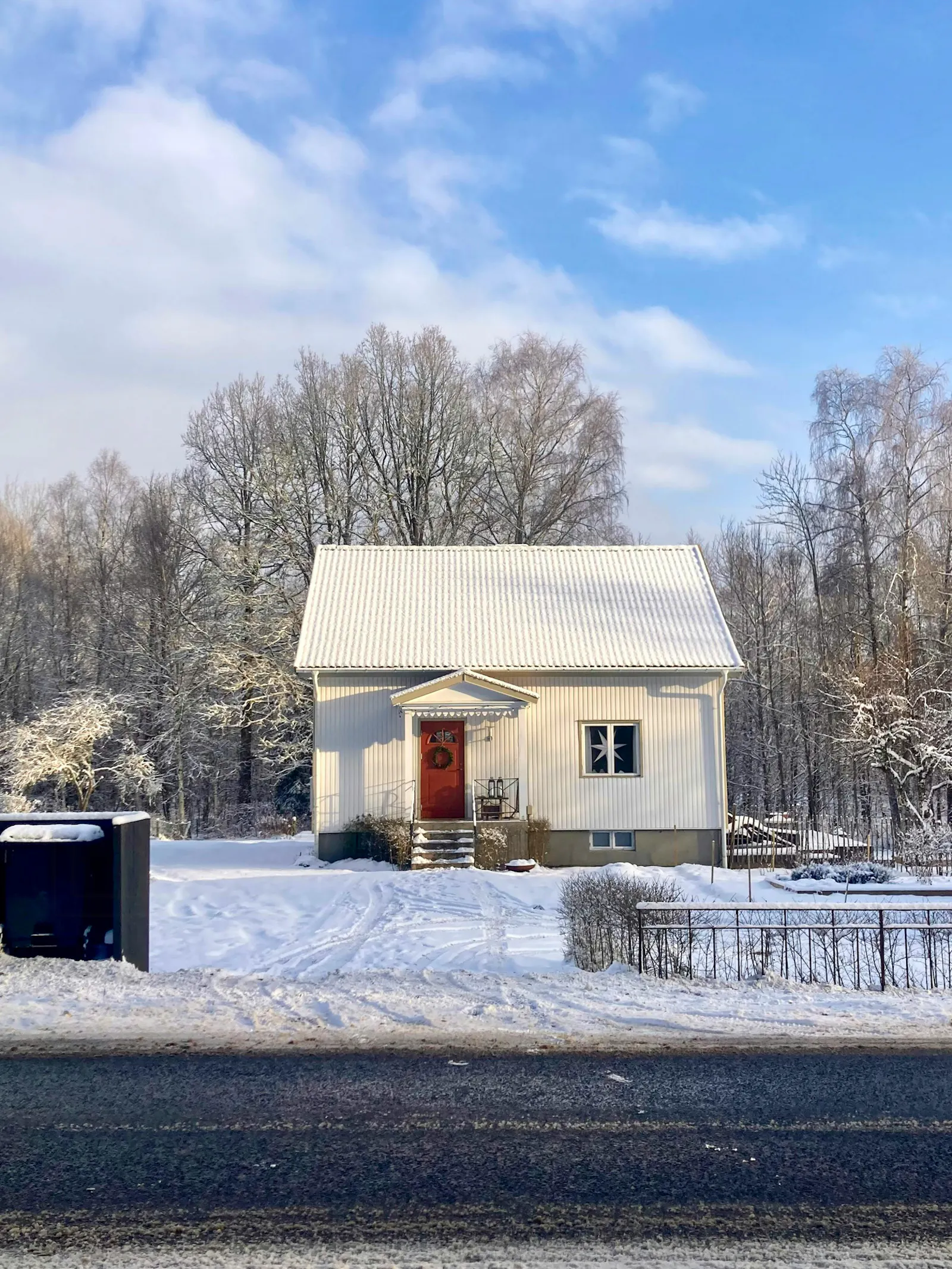 Mysigt hus omgivet av naturen – bild 3 av 17