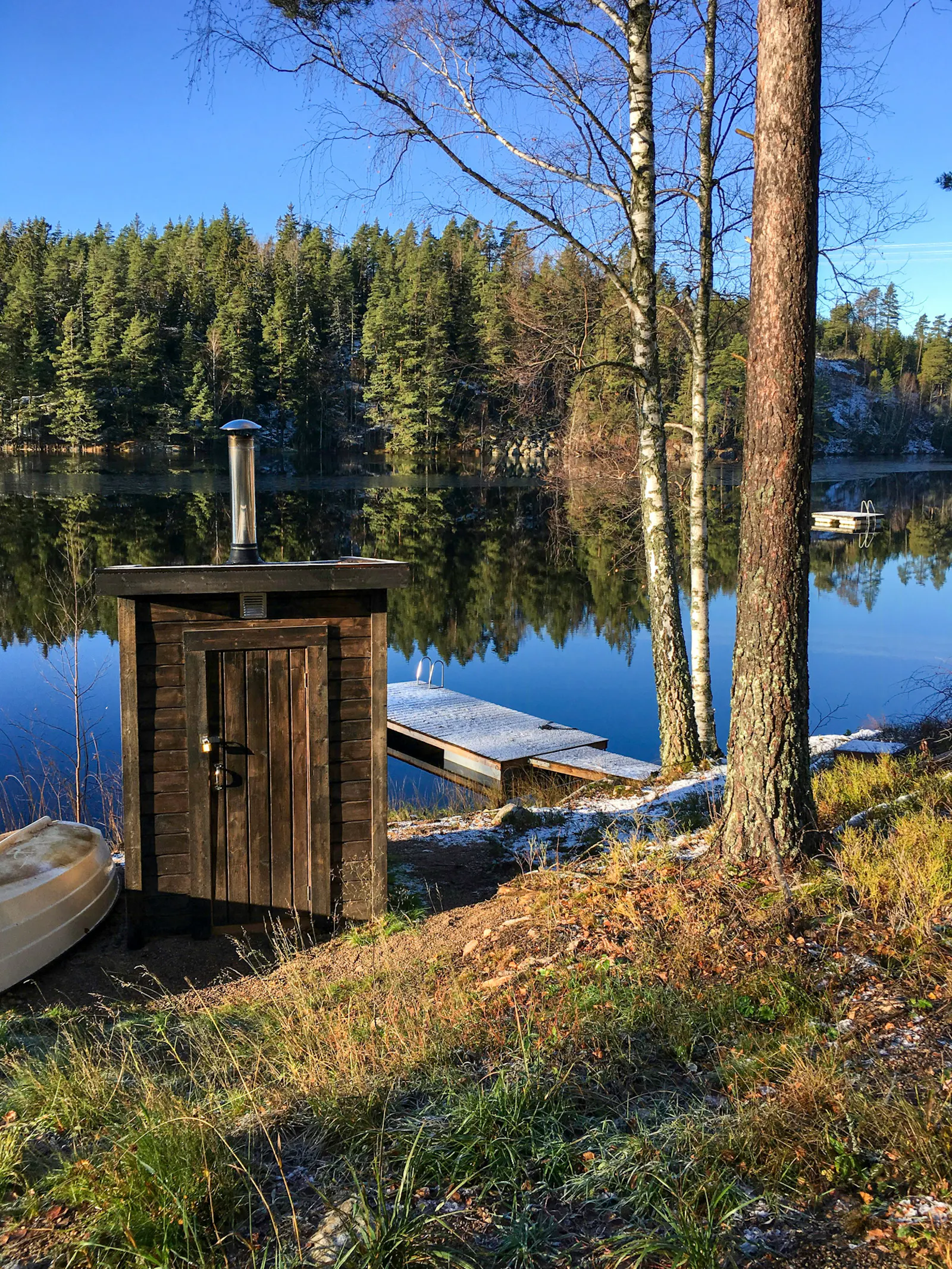 Modern stuga med bastu vid insjön i Bjäsäter – bild 16 av 24
