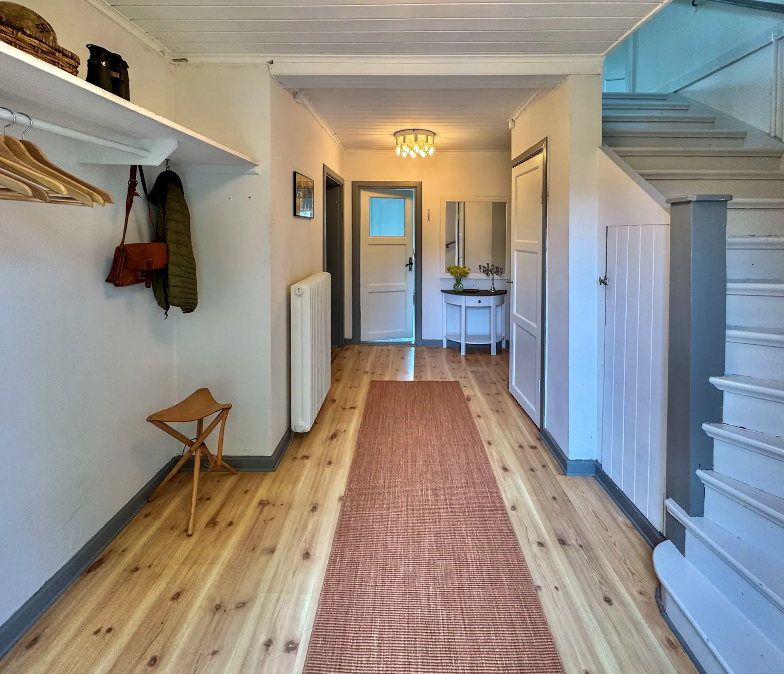 Stort hus med utsikt över skogssjö – bild 18 av 24