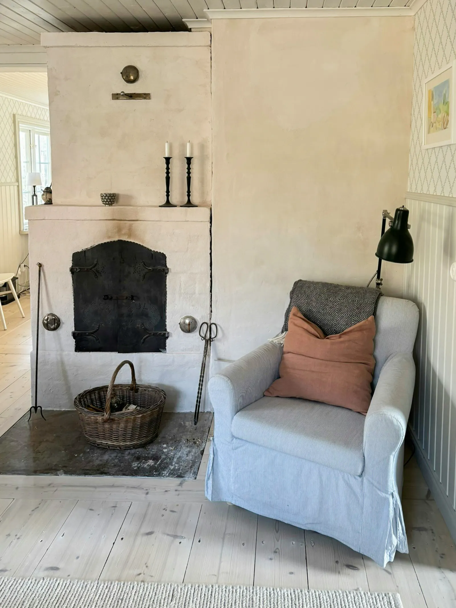 Renoverad villa från 1916 vid sjön i Nykvarn – bild 10 av 24