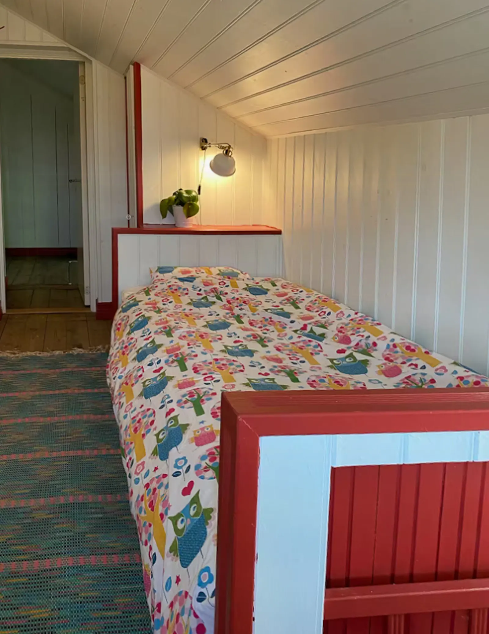 Trästuga vid en vacker sjö nära Vättern – bild 22 av 24