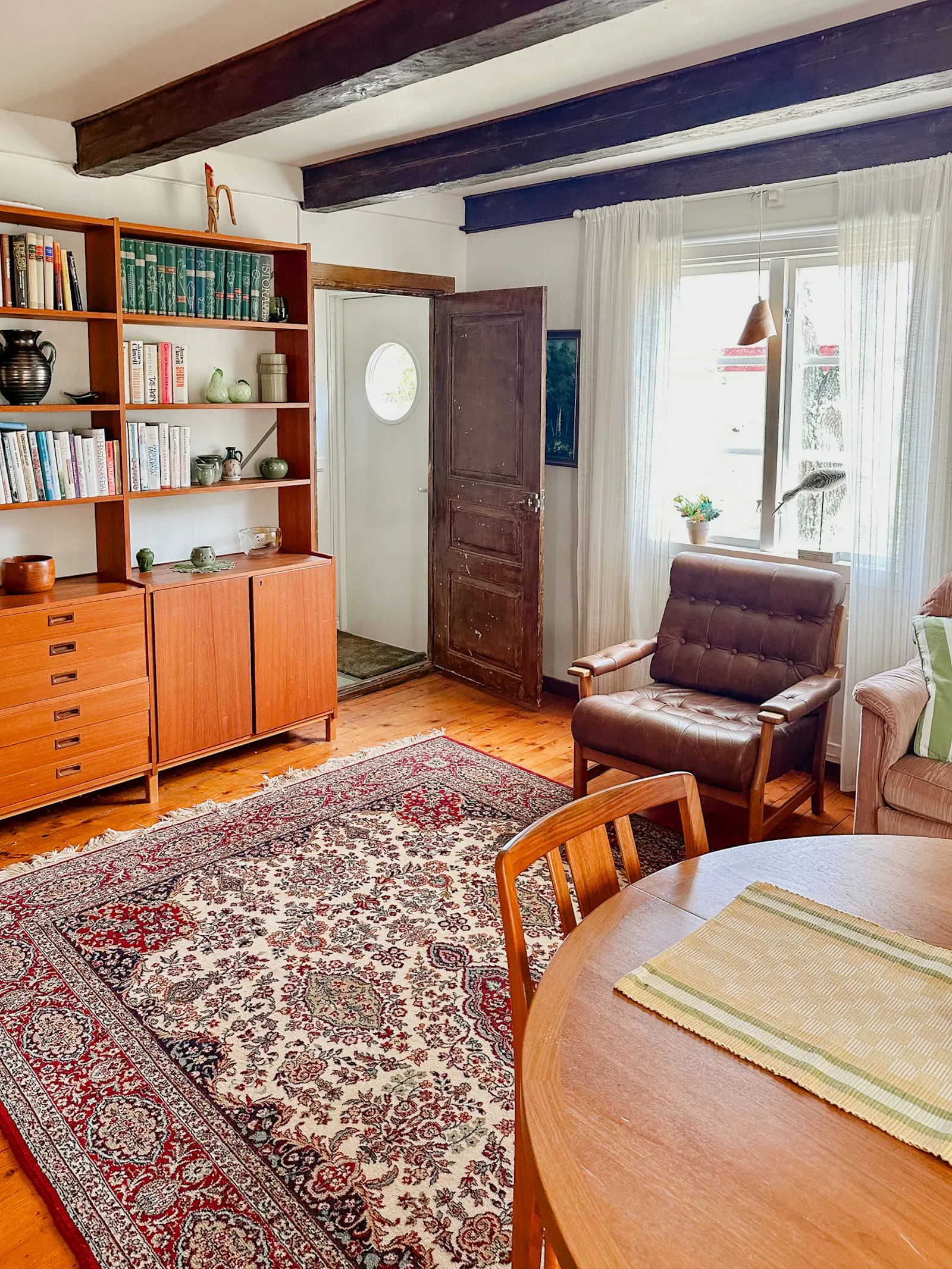 Traditionellt rött hus vid sjön i Småland – bild 14 av 24