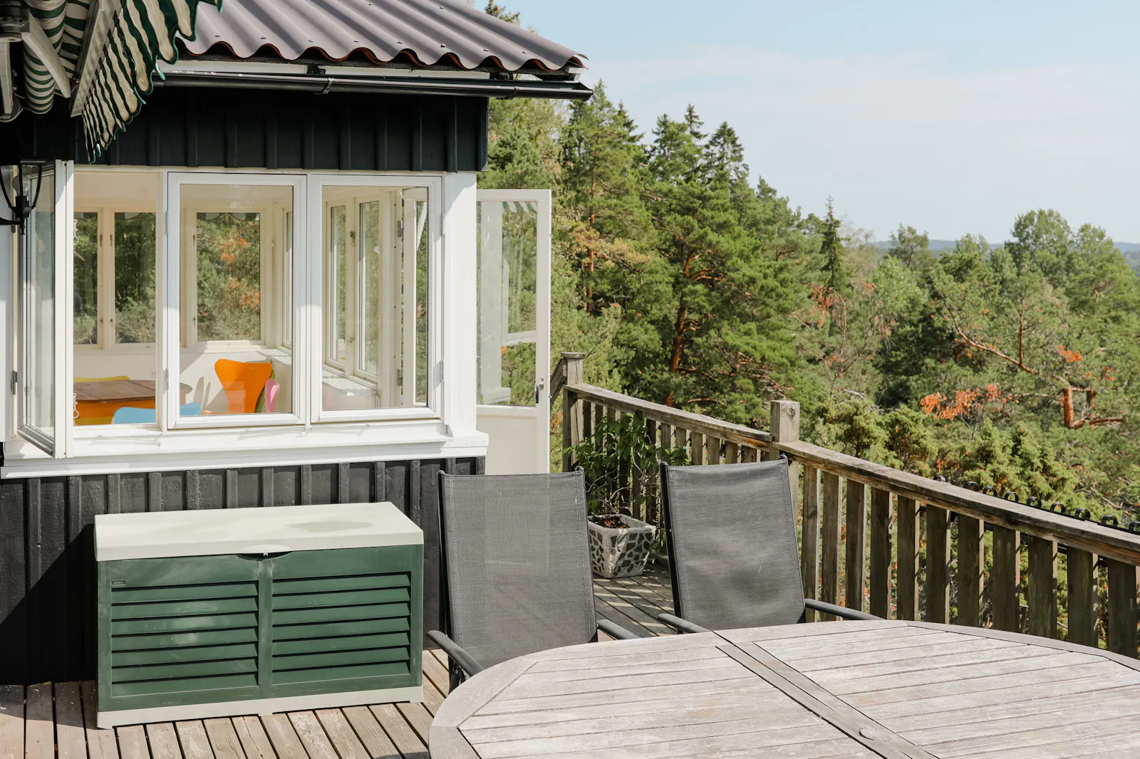 Idyllisk stuga med fantastisk utsikt på Älgö – bild 5 av 24