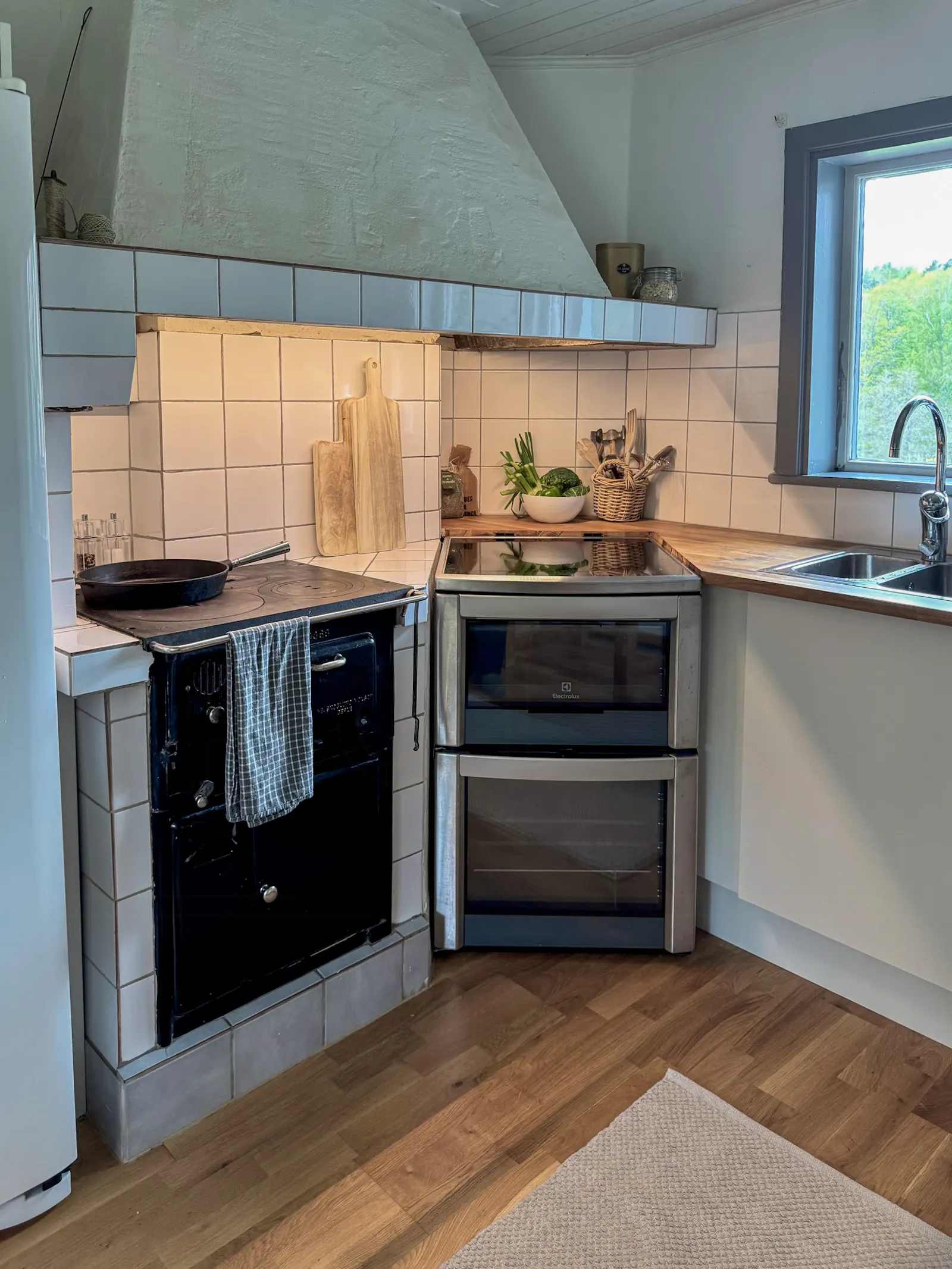 Stort hus med utsikt över skogssjö – bild 6 av 24
