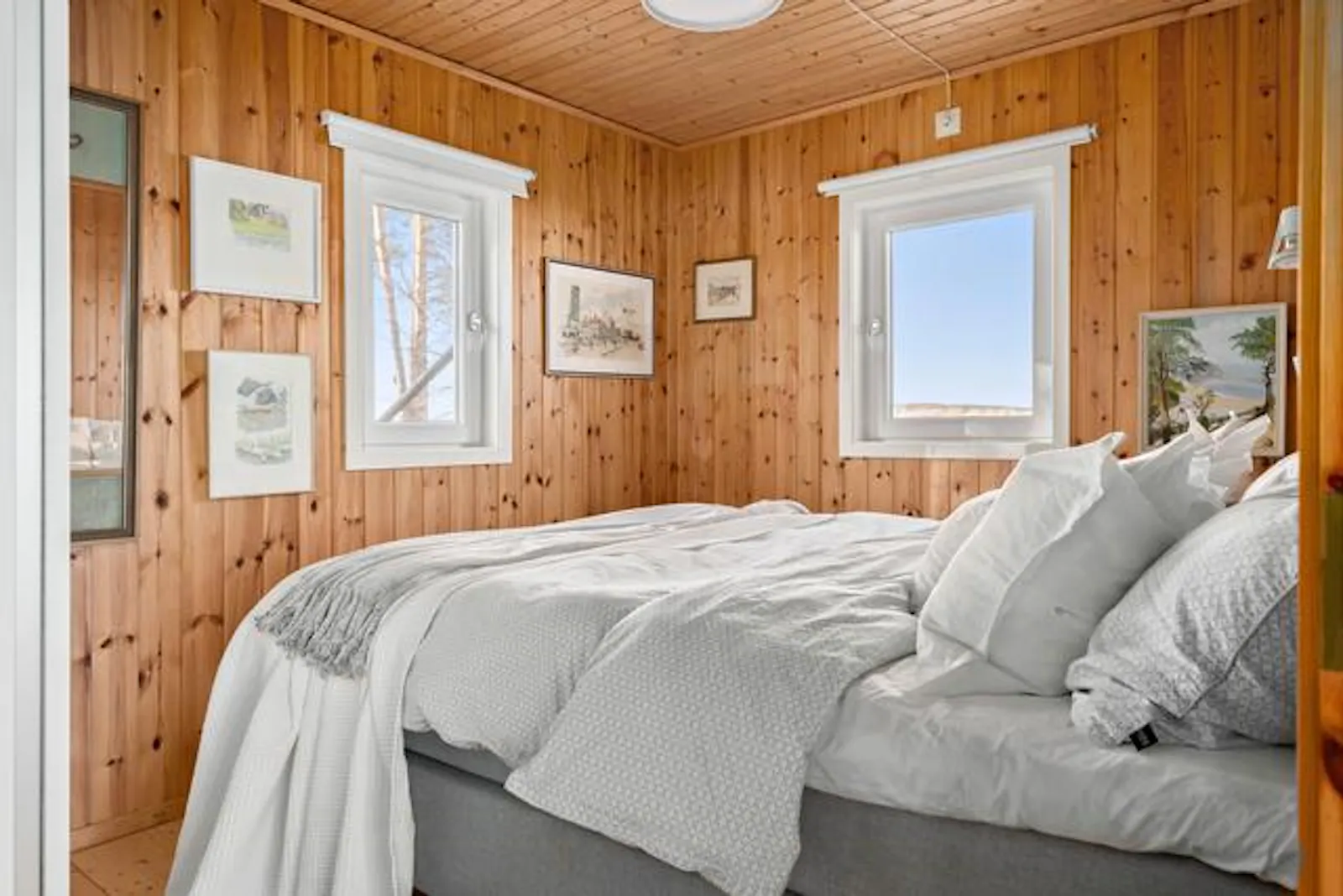 Stuga med strandtomt, båt och brygga i Småland – bild 8 av 24