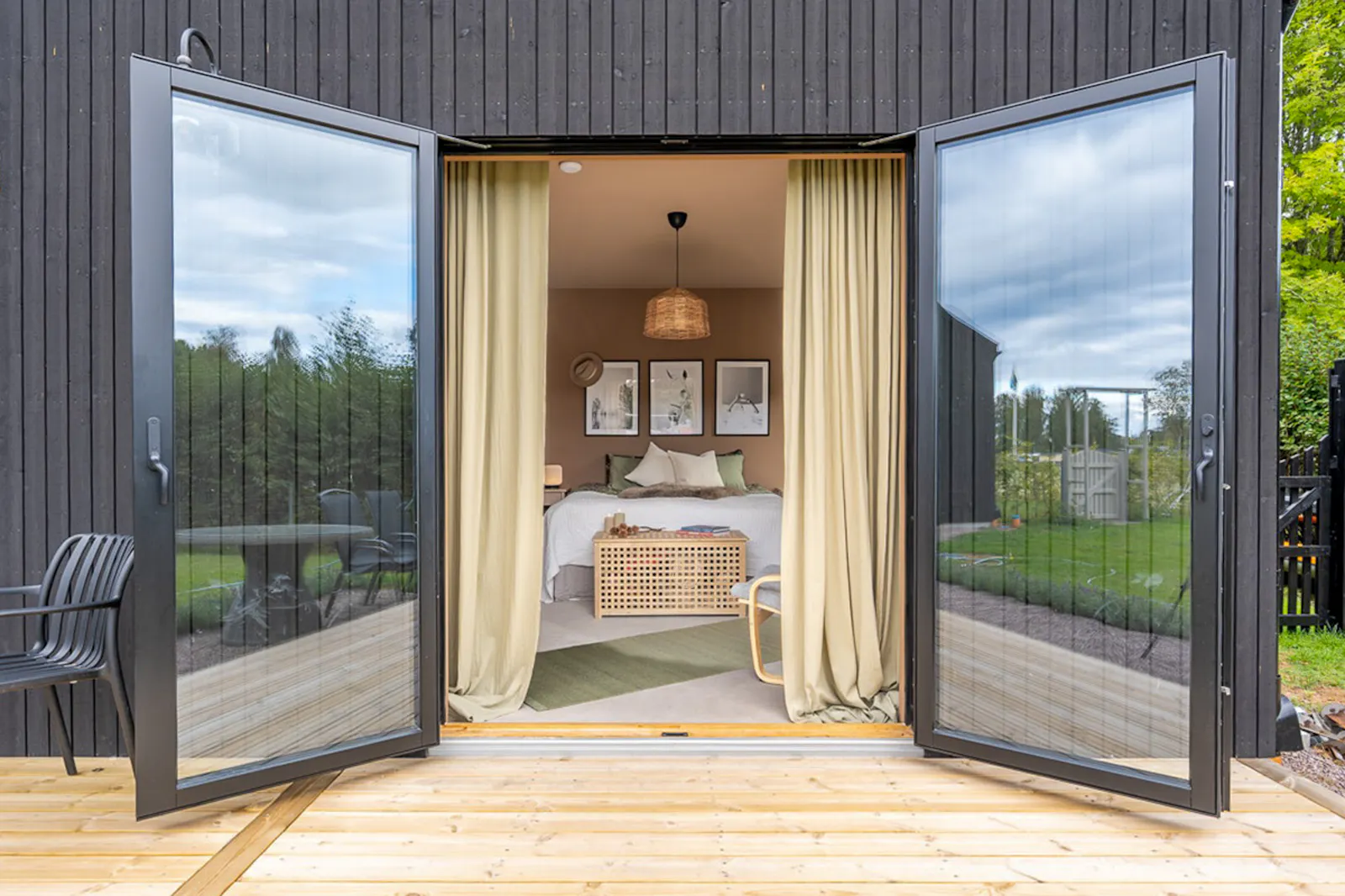 Designad stuga med gästhus vid Mullsjön – bild 18 av 24