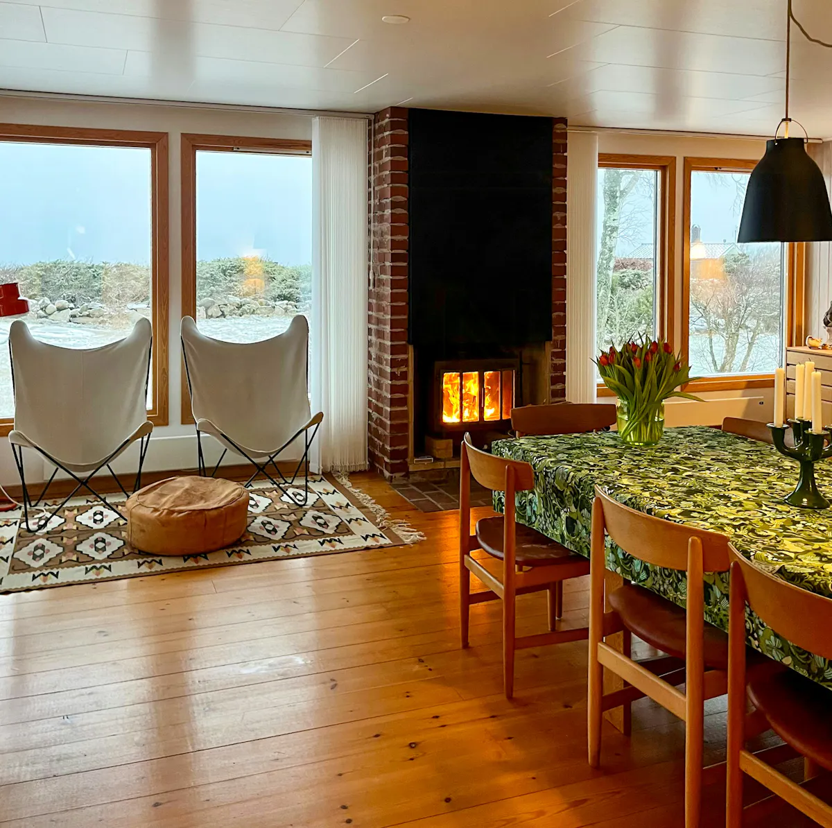 Modern stuga med havsutsikt nära Ugglarpsstrand