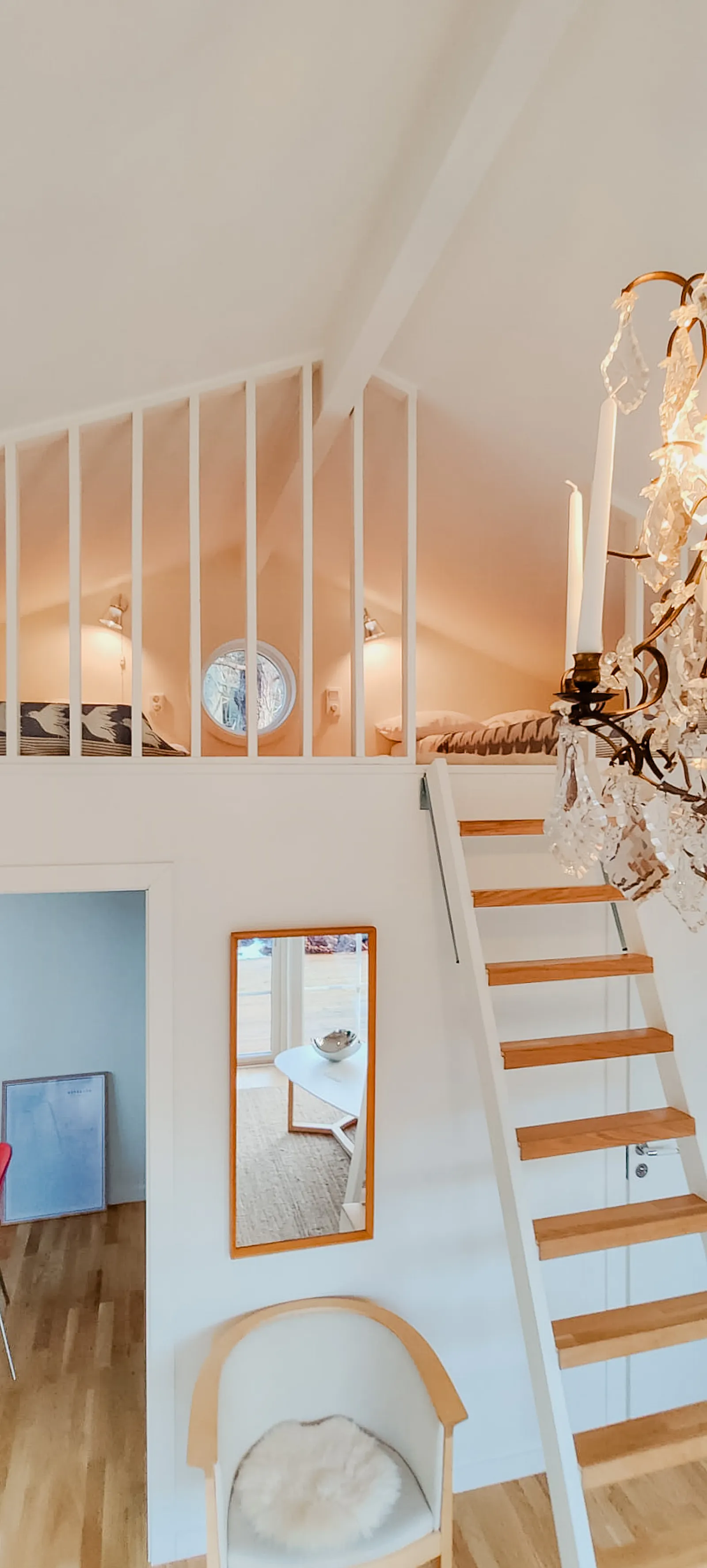 Charmigt fristående hus nära skog och hav – bild 10 av 11