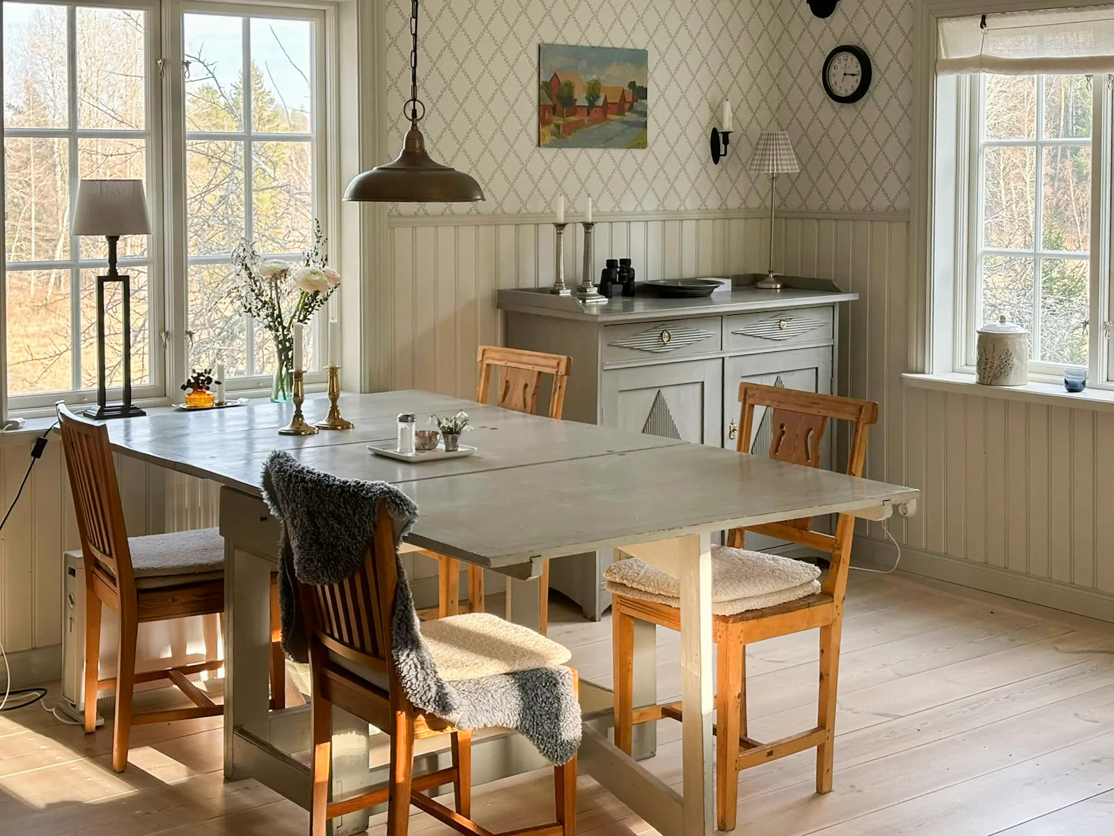 Renoverad villa från 1916 vid sjön i Nykvarn – bild 4 av 24