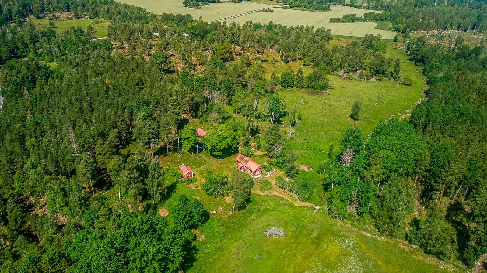 1800-talsstuga på Fogdö omgiven av skog och äng – bild 20 av 24
