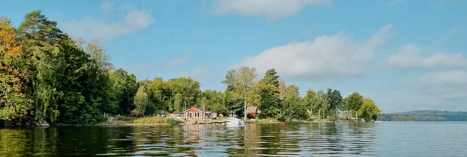 Stuga med strandtomt, båt och brygga i Småland – bild 2 av 24