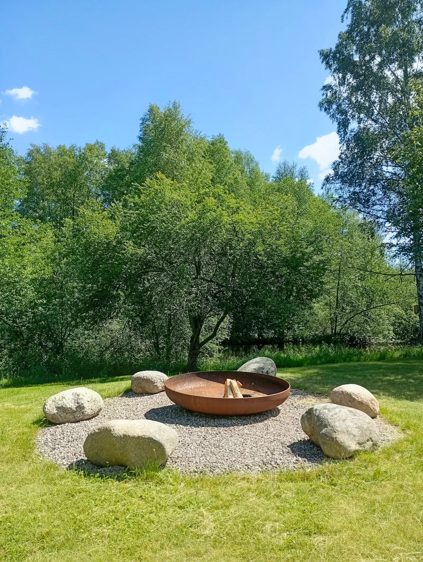 Modernt hus vid floden i Lönneberga – bild 4 av 24