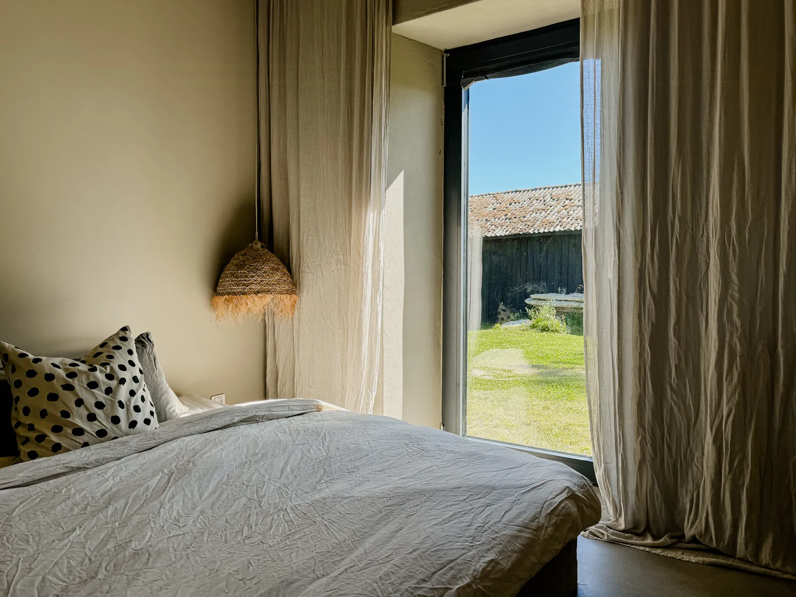 Kalkstensladugård med sikt över sundet på Öland – bild 14 av 24