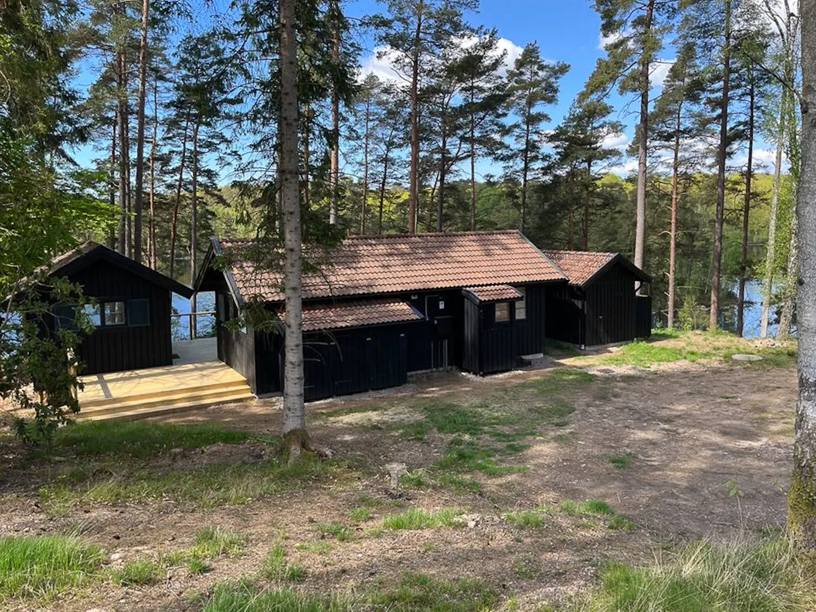 Stuga vid Simlången med utsikt över vattnet – bild 2 av 24