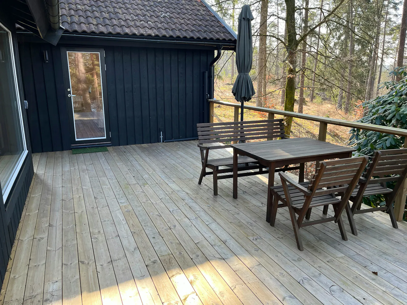 Stuga vid Simlången med utsikt över vattnet – bild 17 av 24