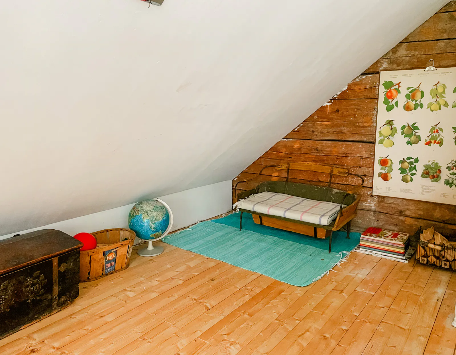 Konstnärshem med vild trädgård i Skärserås – bild 22 av 24