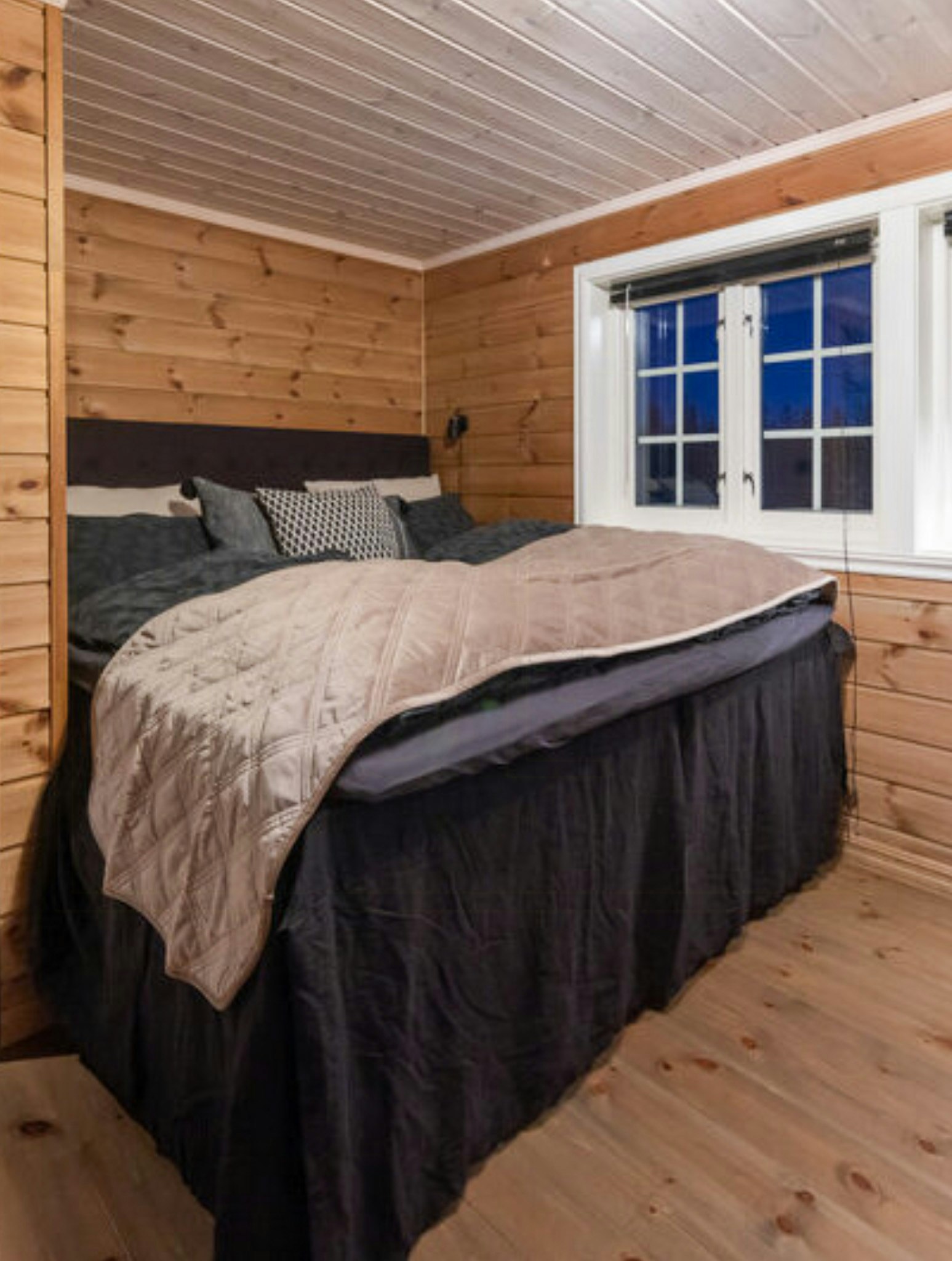 Sugar Bowl Resort Slopeside Hotel Lodging | Village Lodge on Donner Summit, image size:2560x2560