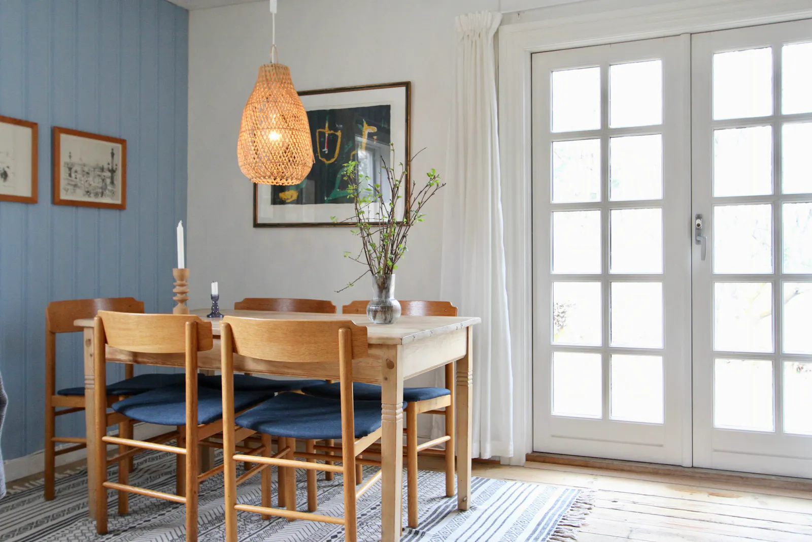 Traditionellt svenskt hus i skogens djup – bild 2 av 24