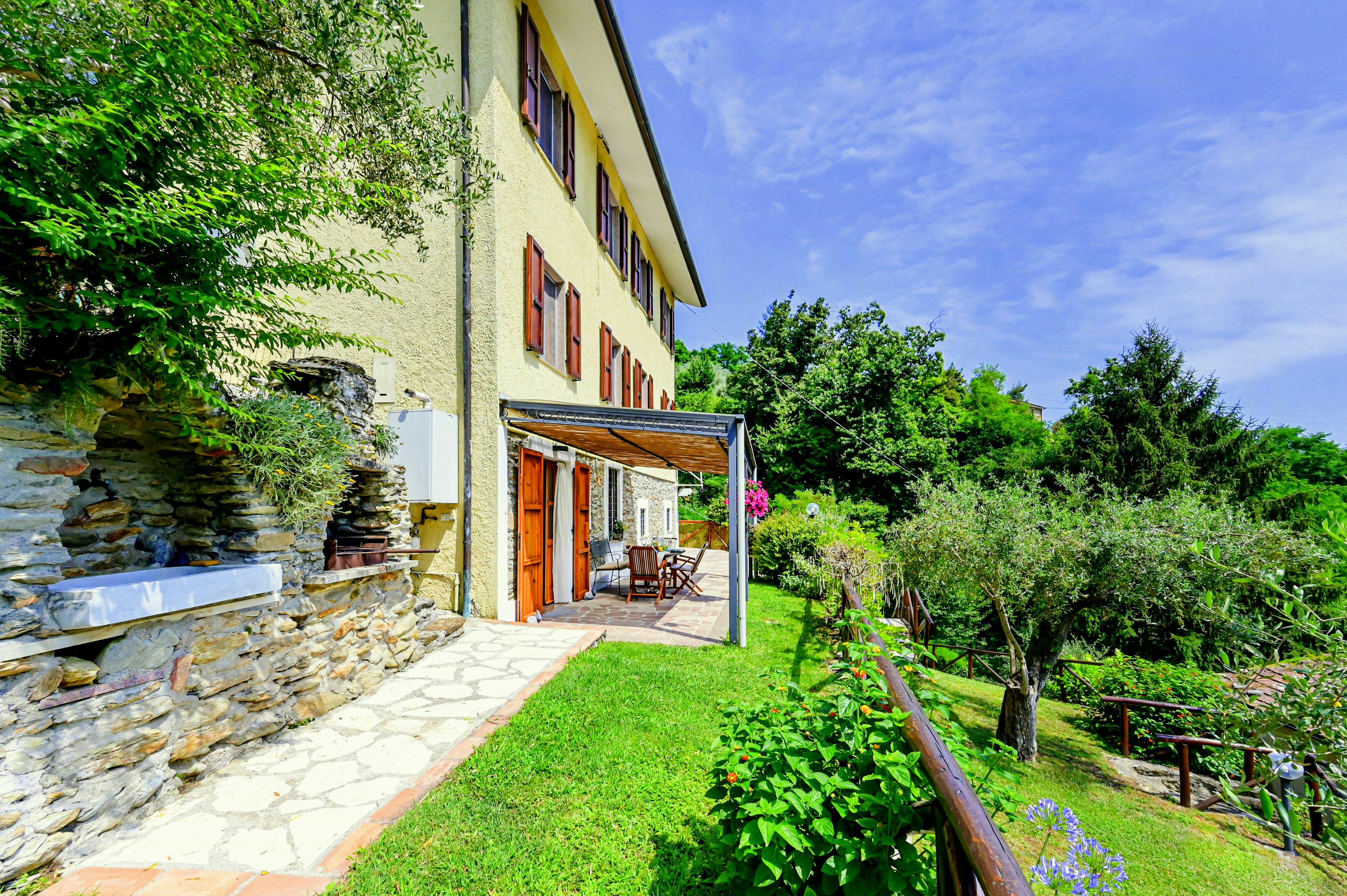 Landsted blant oliventrær nær strendene i Versilia, image size:2560x2560