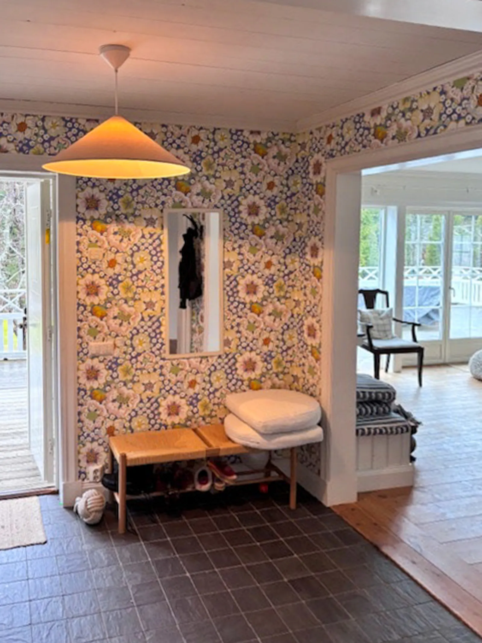 Lantligt hus i Stavsnäs med stor altan – bild 7 av 24