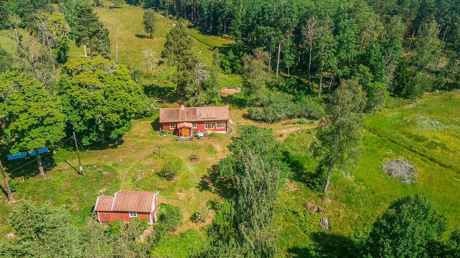 1800-talsstuga på Fogdö omgiven av skog och äng – bild 19 av 24