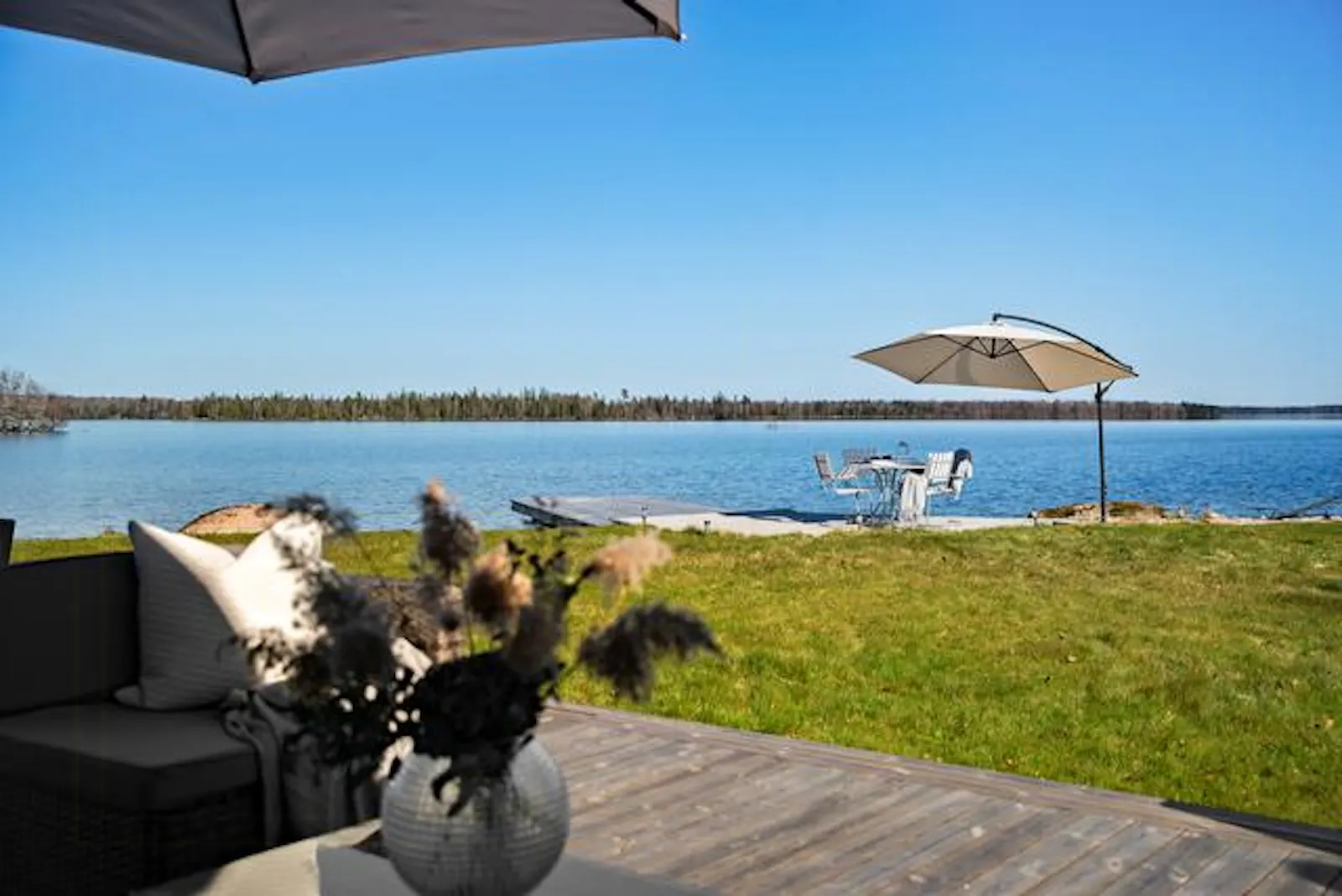 Stuga med strandtomt, båt och brygga i Småland – bild 21 av 24