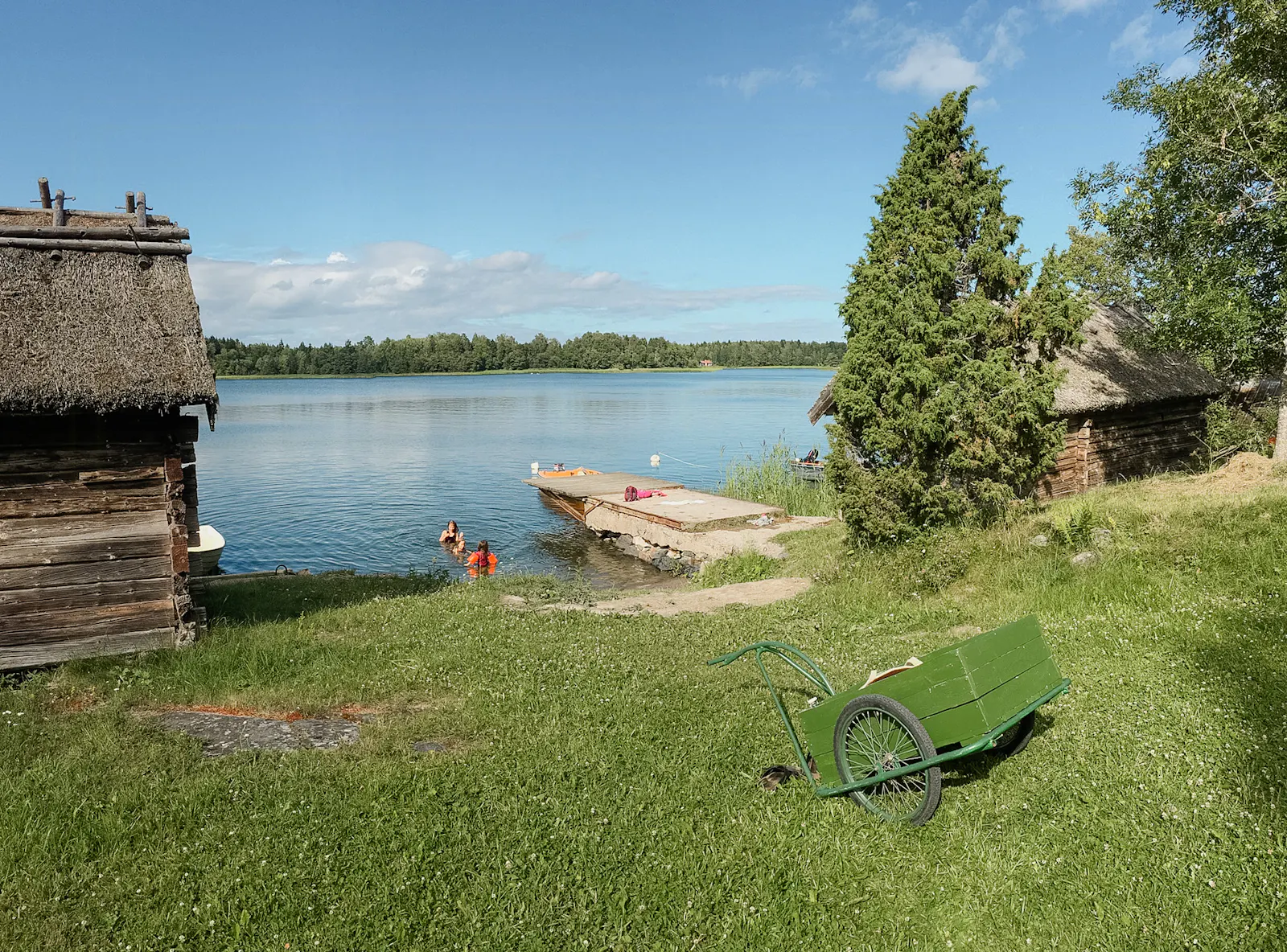 Timmerhus från 1800-talet på stor lantlig tomt – bild 15 av 17