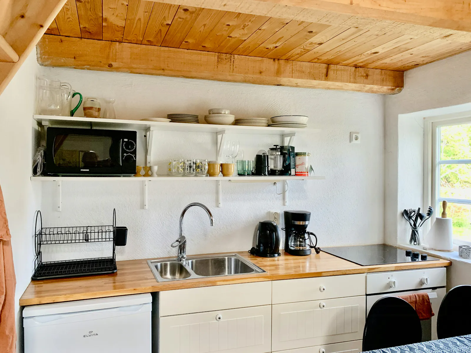 Ljust gult hus med högt öppet tak – bild 4 av 15