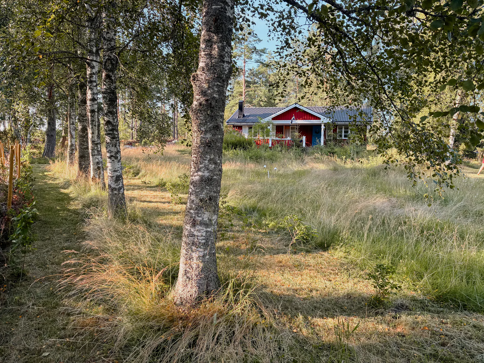 Charmigt hus på Vätö omgivet av lugn och skog – bild 2 av 24
