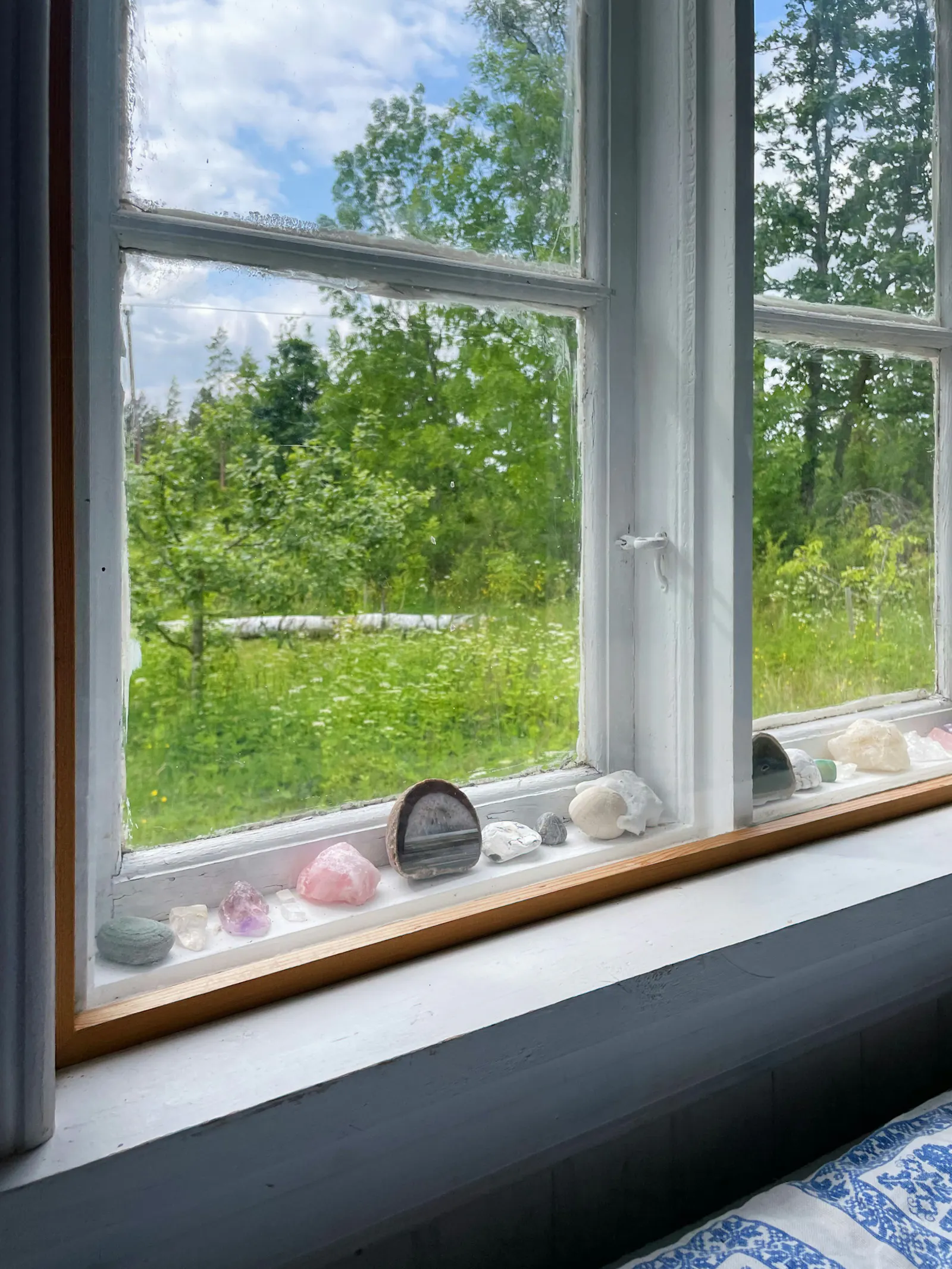 Konstnärshem med vild trädgård i Skärserås – bild 12 av 24