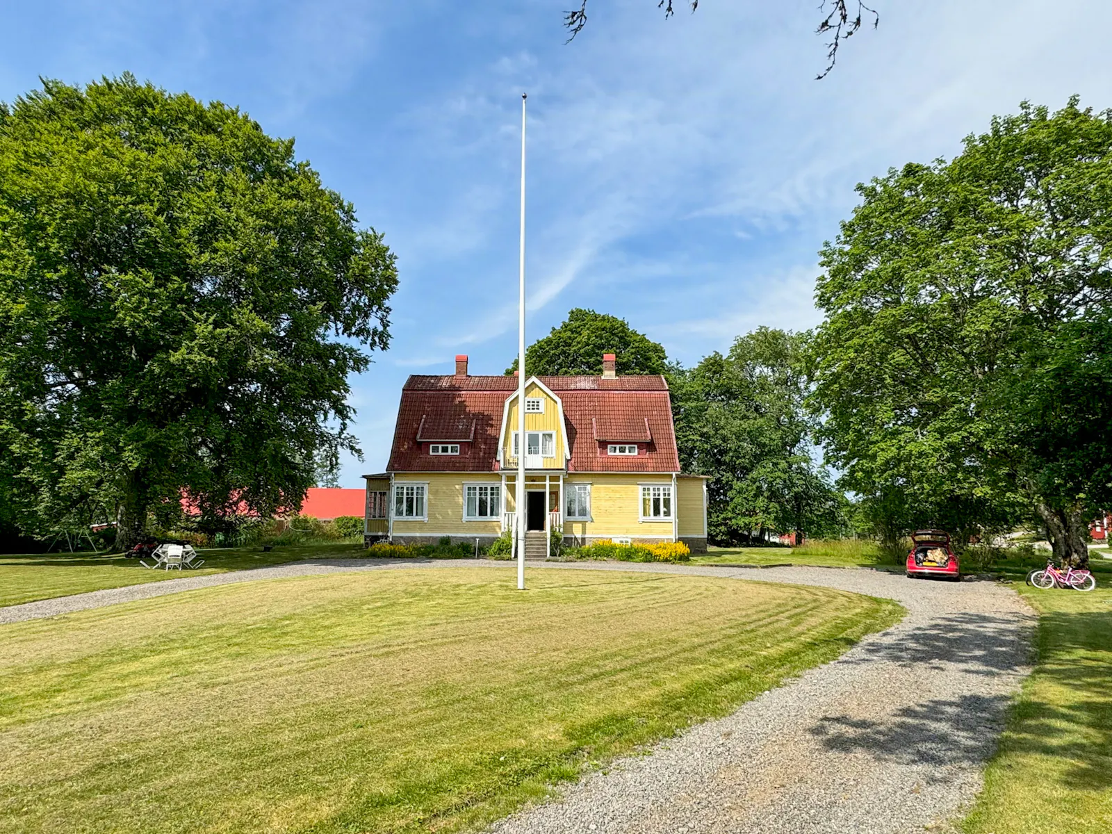 Historisk prästgård vid sjön i Dalskog – bild 4 av 24