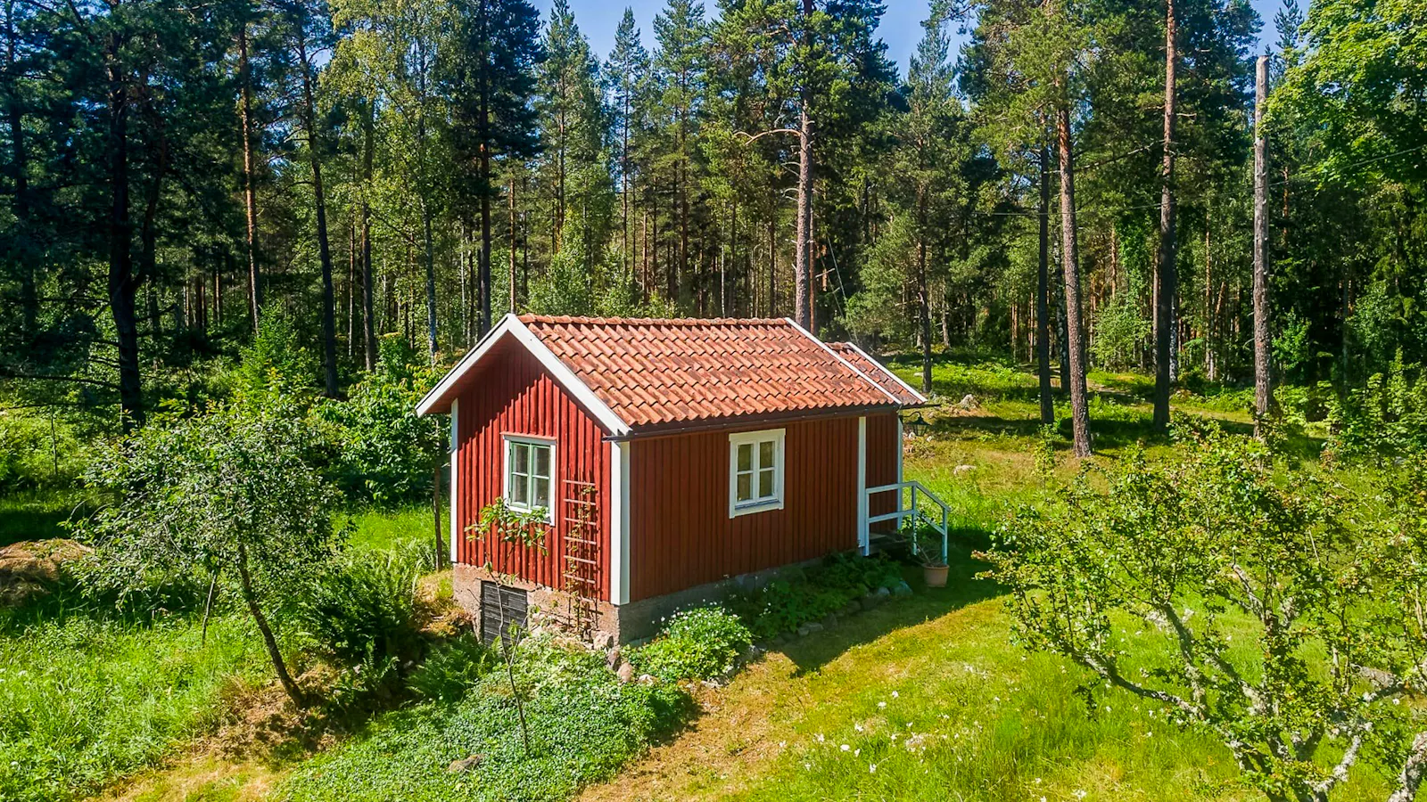 1800-talsstuga på Fogdö omgiven av skog och äng – bild 17 av 24