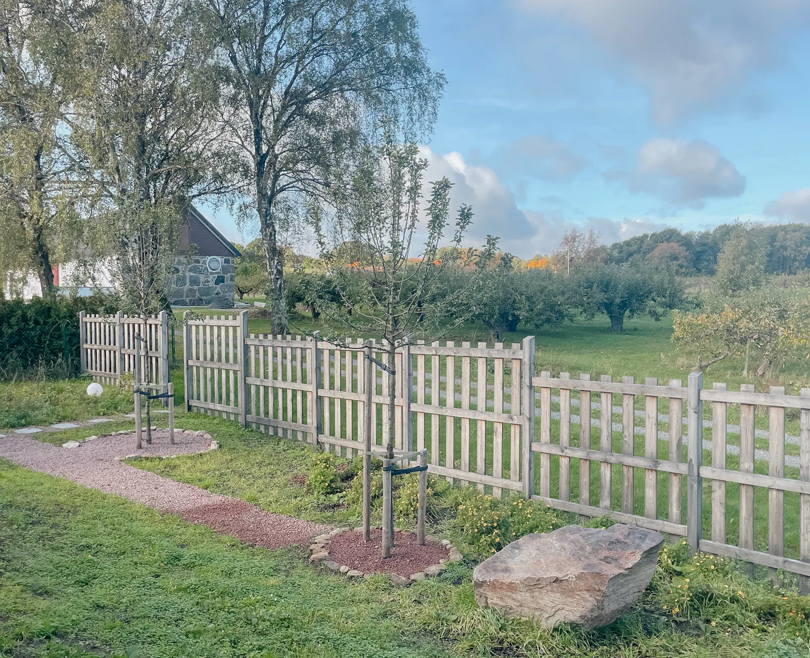 Modernt trähus bland äppelträd med havsutsikt – bild 21 av 21