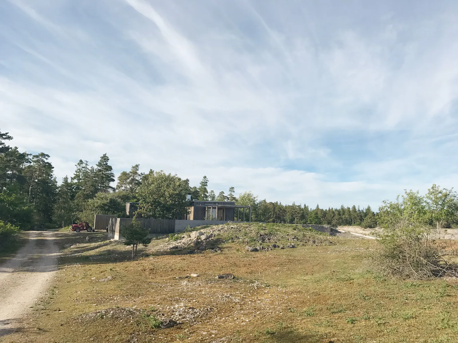 Arkitektritat hus på klippkanten vid Bungenäs – bild 18 av 21