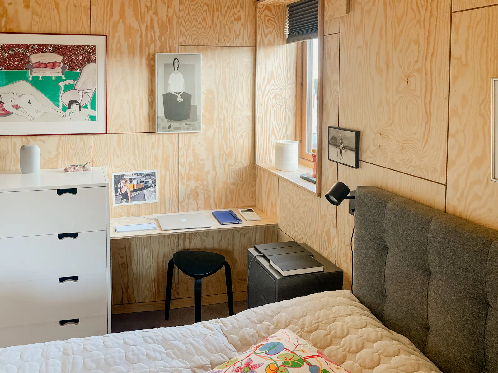 Modernt trähus bland äppelträd med havsutsikt – bild 15 av 21