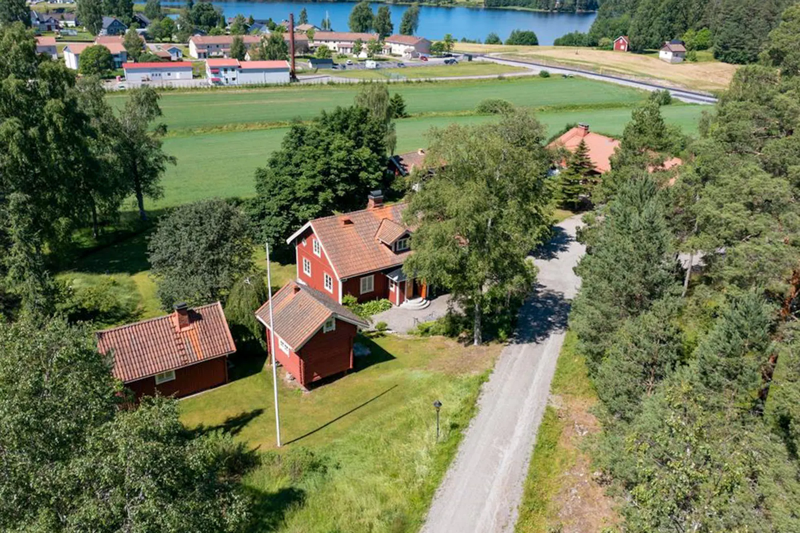 Mysig stuga vid Töcksfors sjöar – bild 4 av 7