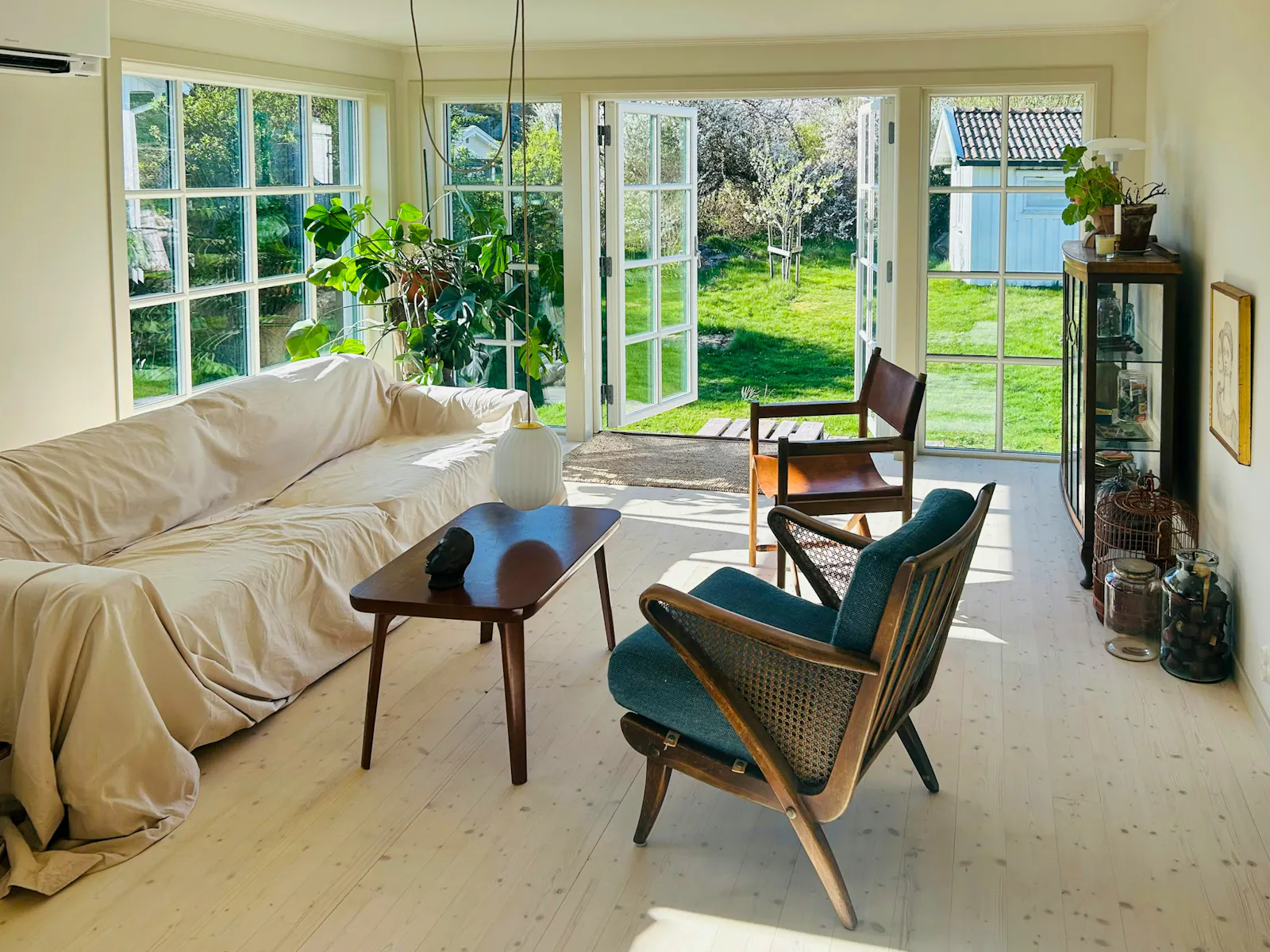 Stuga med glasveranda vid Apelvikens strand – bild 4 av 24